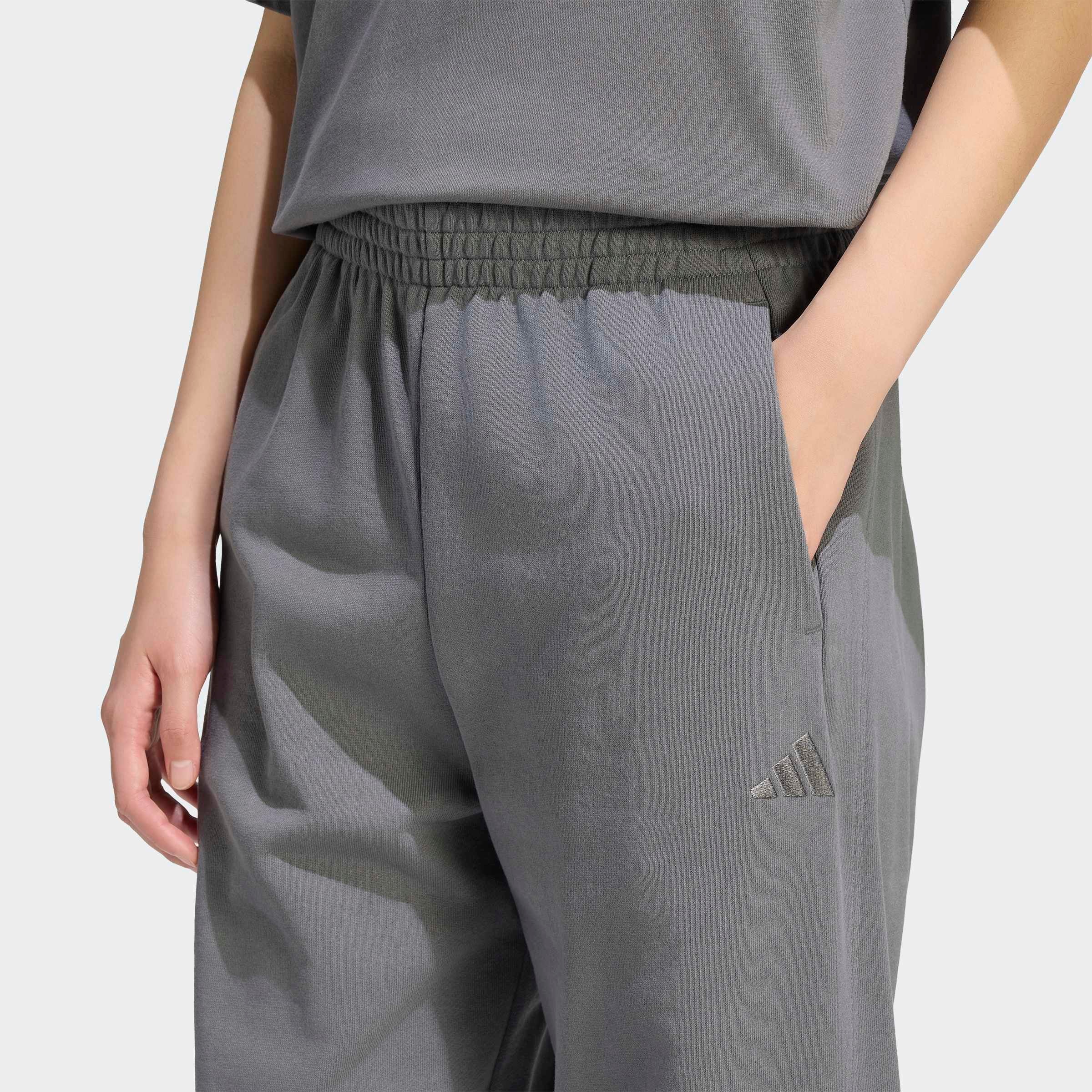 adidas Sportswear Pantalon de sport »ADIDAS KIT, LOCKER GESCHNITTEN, BÜNDCHEN, KLEINES LOGO«  Pantalon de sport KIT, qualité premium lourde, structure de tissu robuste