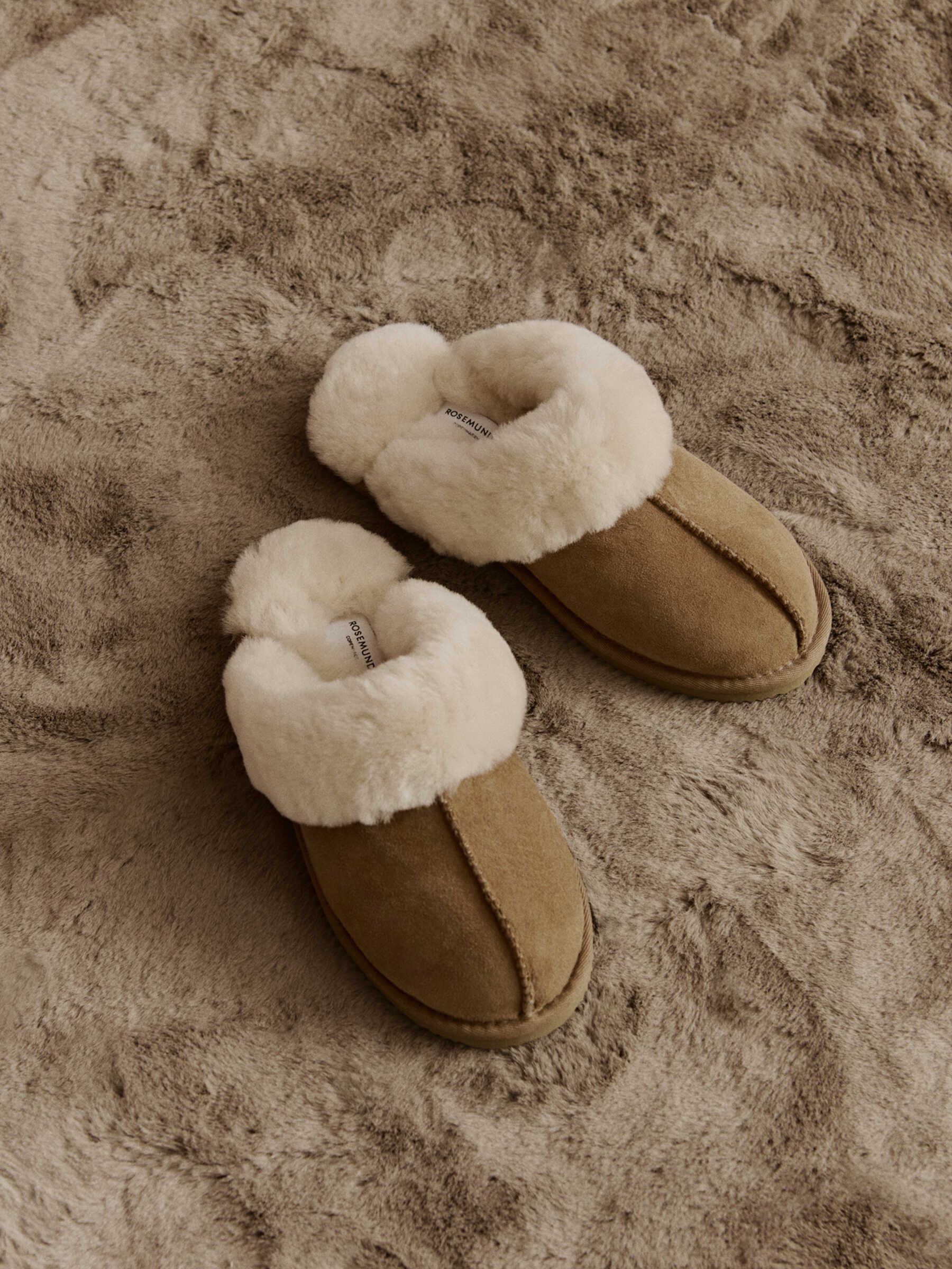 rosemunde Hausschuh »Sydney Shearling Reversed Slippers«  atmungsaktiv, wärmend, mit Memory Foam