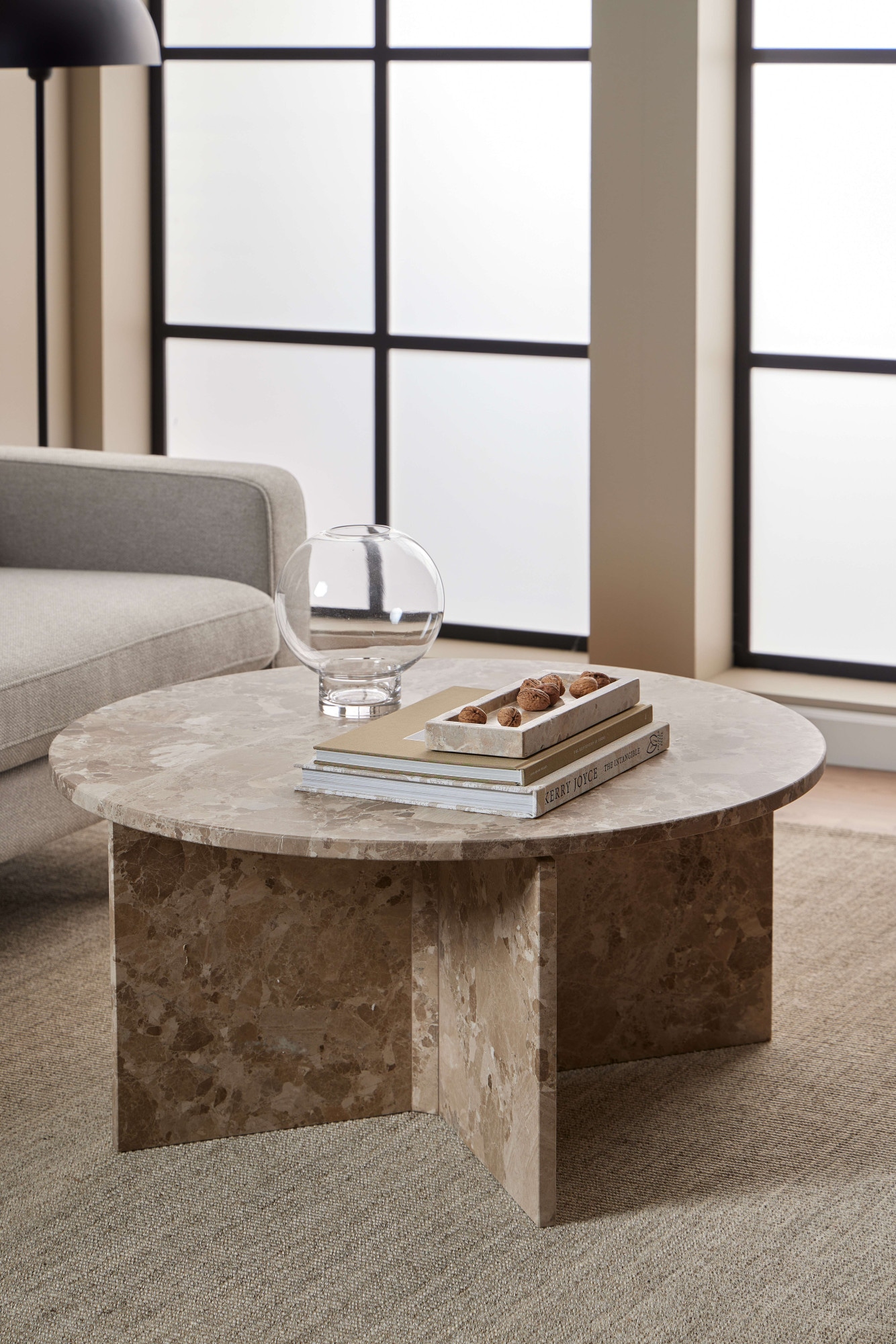 ACTONA GROUP Couchtisch »Vega« Couchtisch, und V-förmig Gestell matt Latte lackiert Marmor, Ø90x42 cm