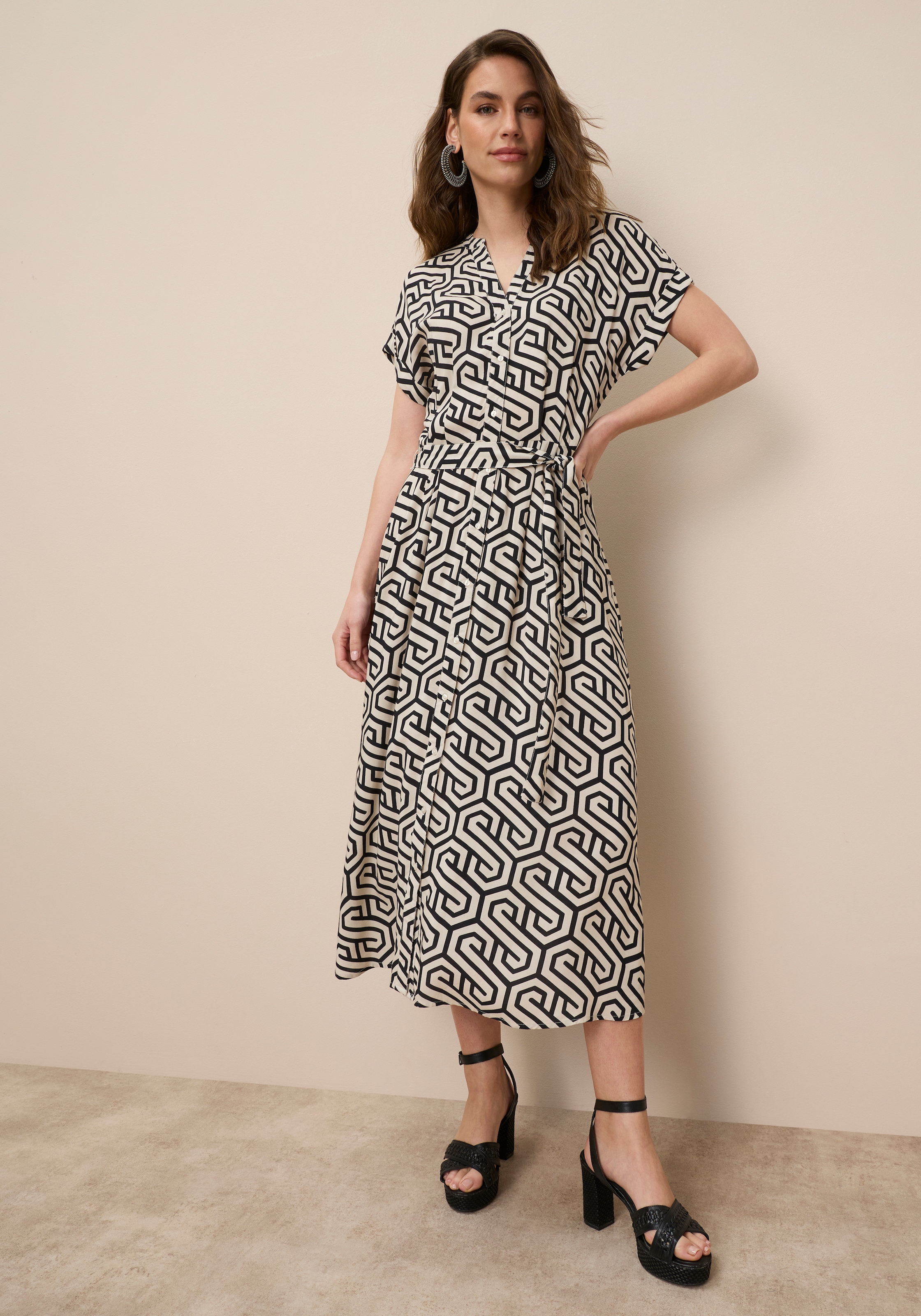 Image of Tamaris Hemdblusenkleid "mit tailliertem Bindegürtel und Knopfleiste" Set, mit Bindegürtel, 2 Stk. tlg. aus Viskose, für Frühling und Sommer, gemustert, Mitte-Wade-Länge