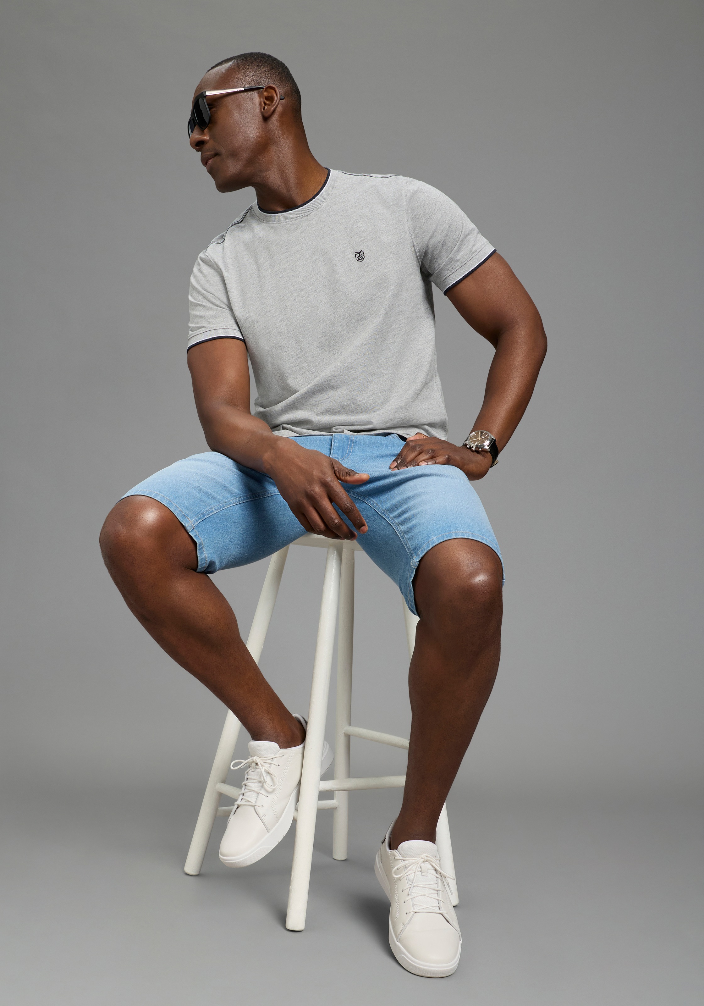 DELMAO Shirt à col rond »Neue Kollektion!« pack de 2,  t-shirt manches courtes, style basique classique, coupe normale, uni