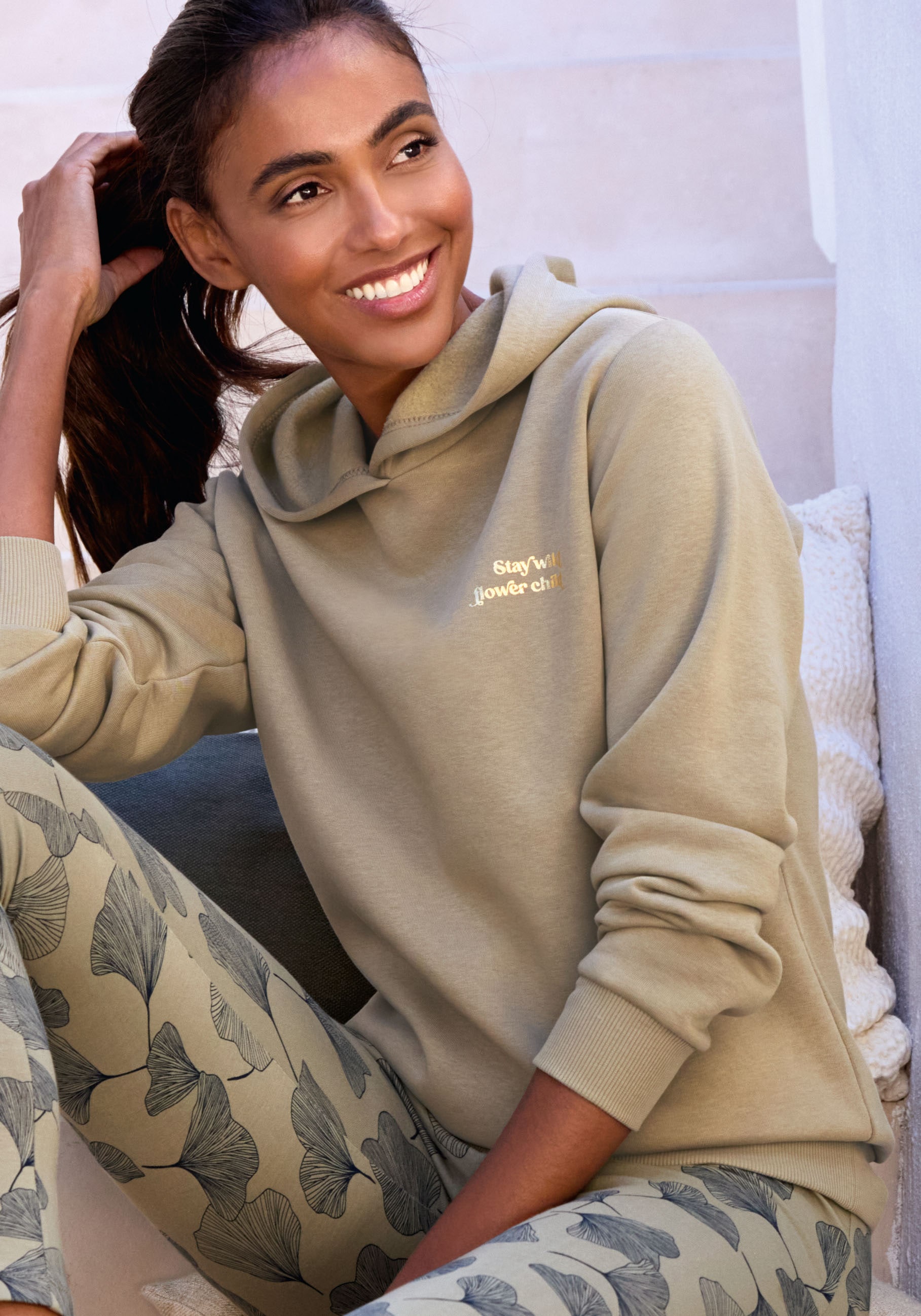 LASCANA Kapuzenpullover mit glänzendem Druck, Loungewear