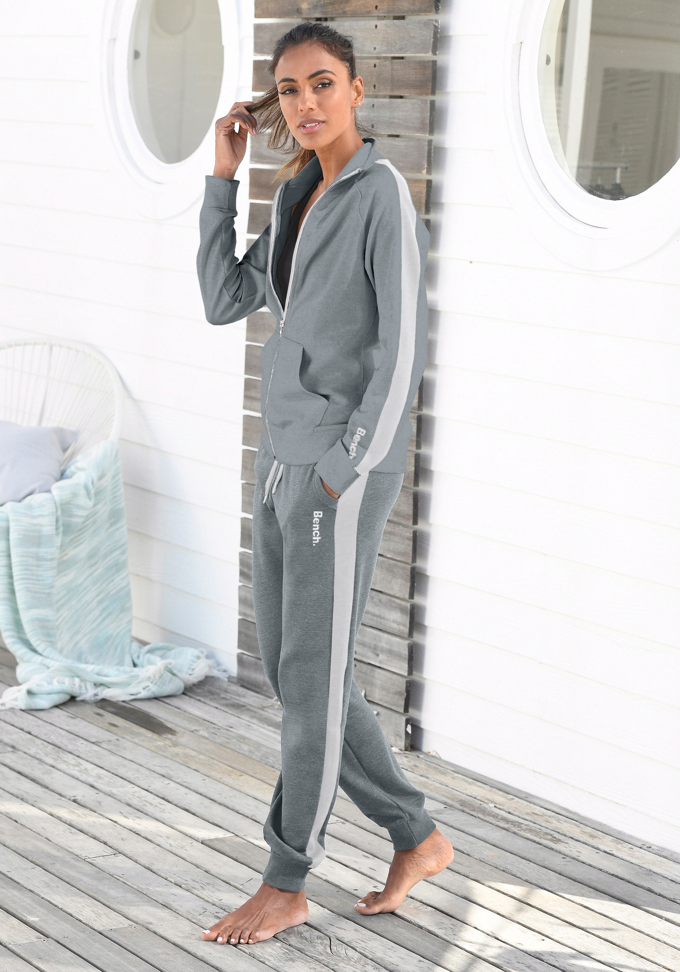 Bench. Loungewear Sweathose, mit Seitenstreifen und schmalem Bein,  Loungeanzug versandkostenfrei auf