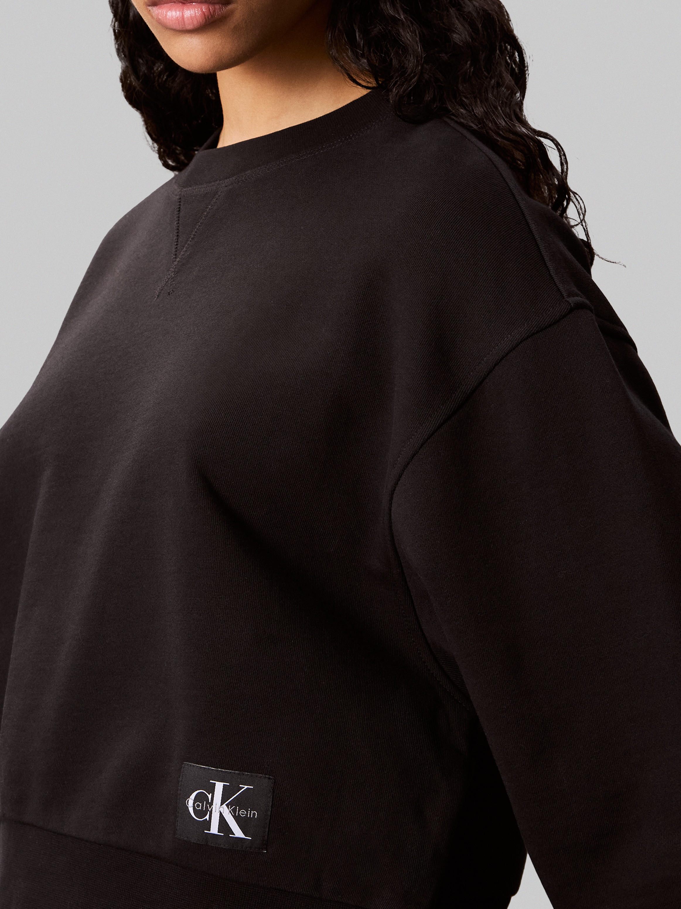 Calvin Klein Sweat-shirt »FRENCH TERRY WOVEN LABEL CREW«, Coupe régulière avec col rond
