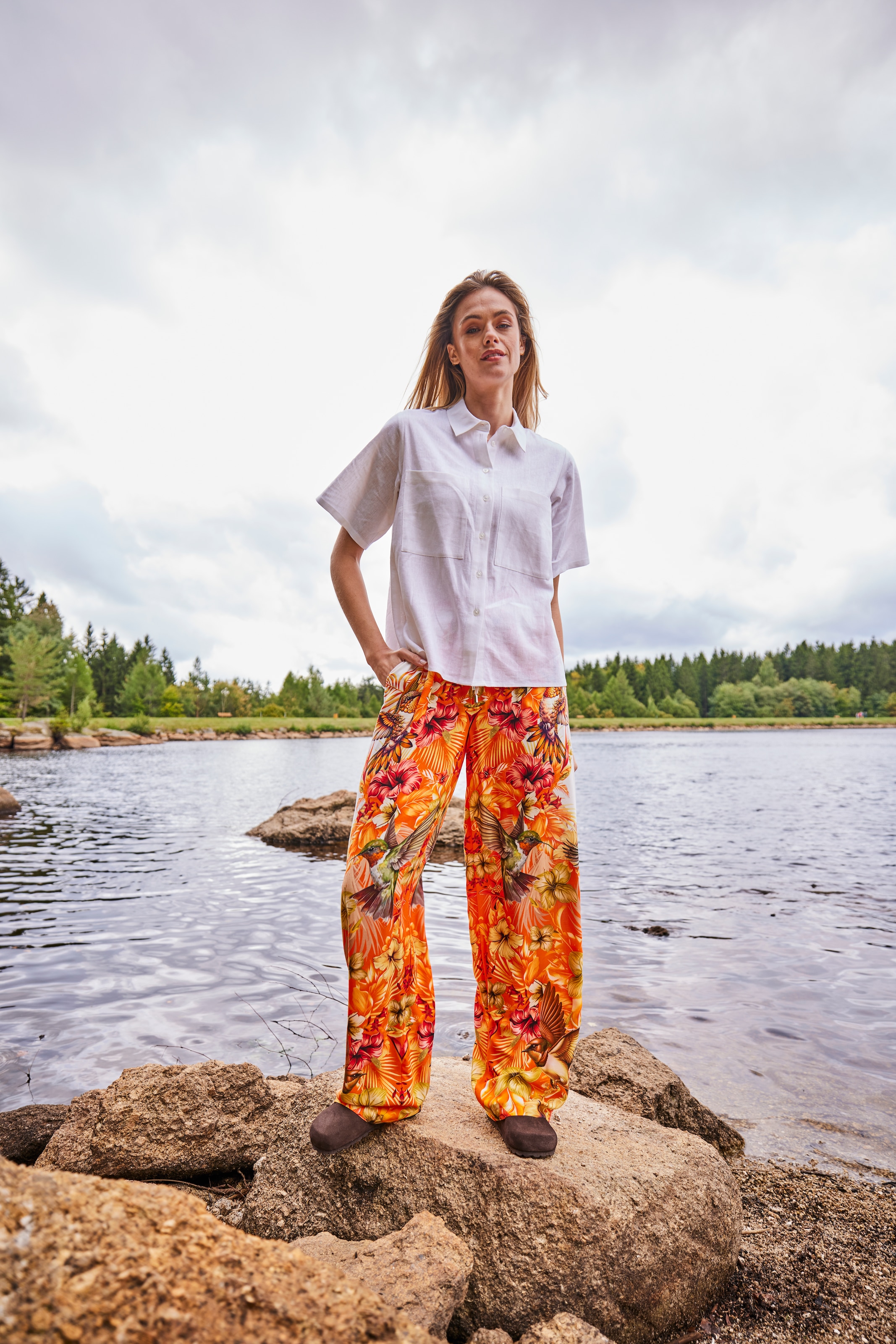 Aniston CASUAL Pantalon à enfiler  mit tropischen Vögeln, Blüten und Blättern bedruckt - NEUE KOLLEKTION