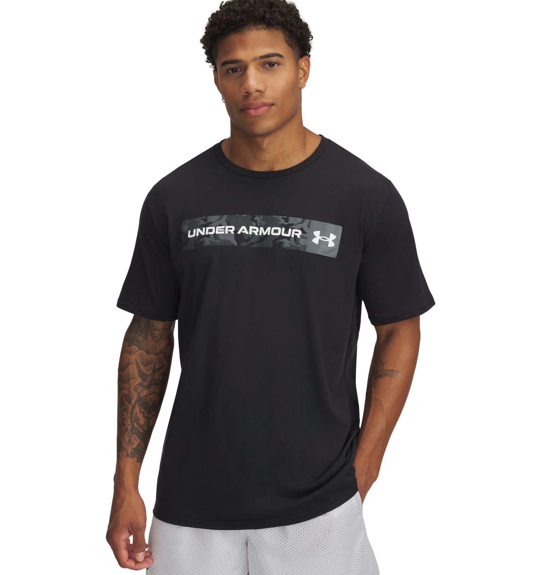 Image of Under Armour T-Shirt "UA CAMO CHEST STRIPE SS" sportliche Passform, leicht und atmungsaktiv, pflegeleicht