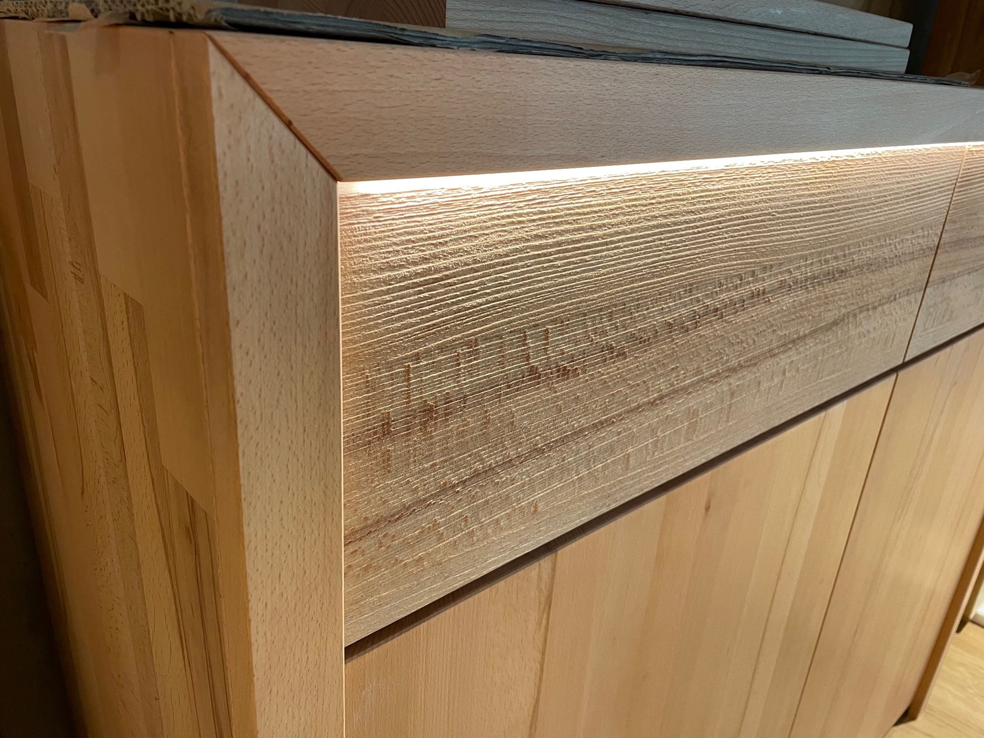 Home affaire Commode »Léopoldine« Kommode aus Kernbuche, inkl. LED-Beleuchtung