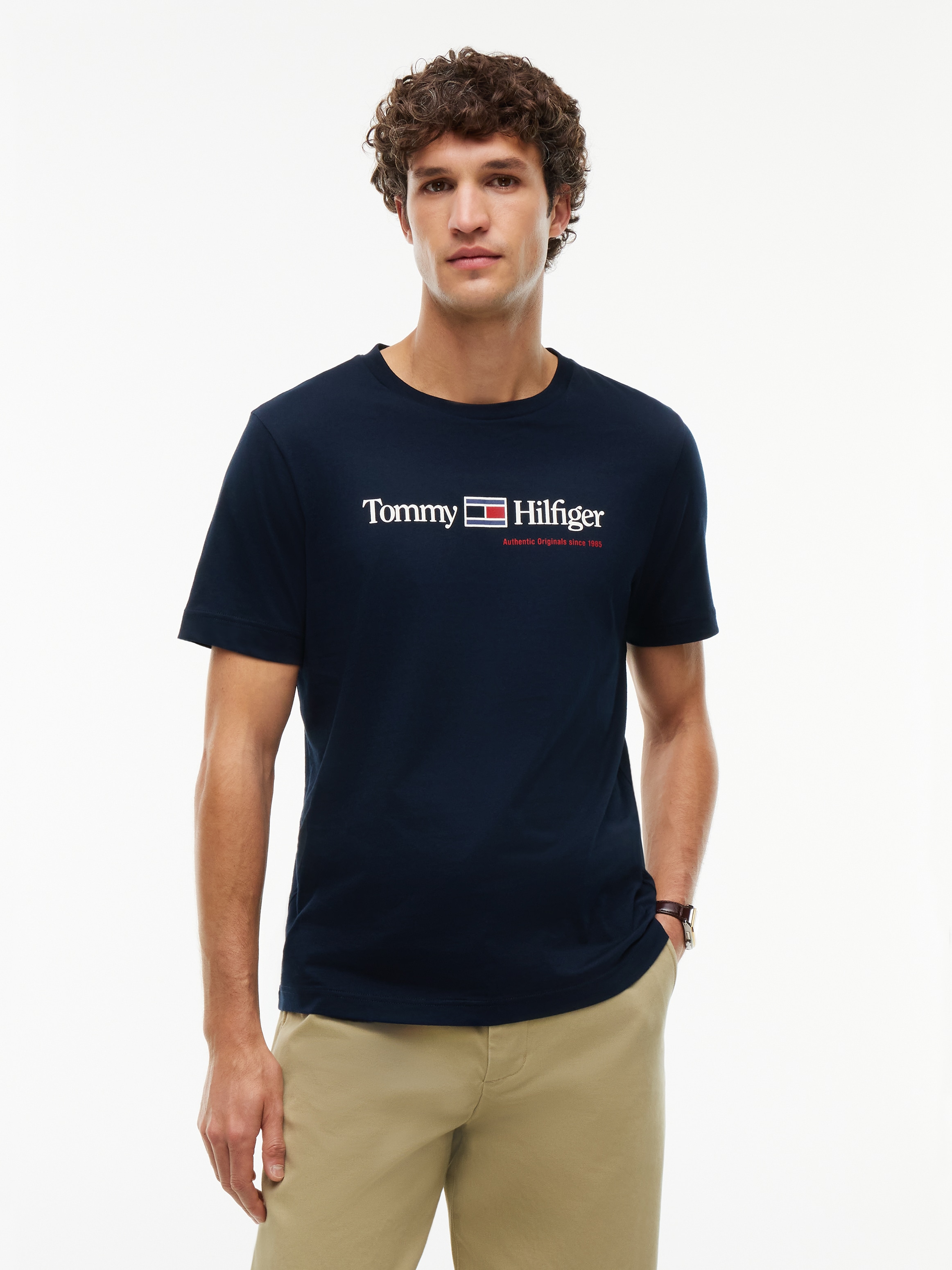 Image of Tommy Hilfiger "BRAND LOVE RWB GRAPHIC" Auffälliger Frontprint mit Tommy Hilfiger Schriftzug, normale Passform