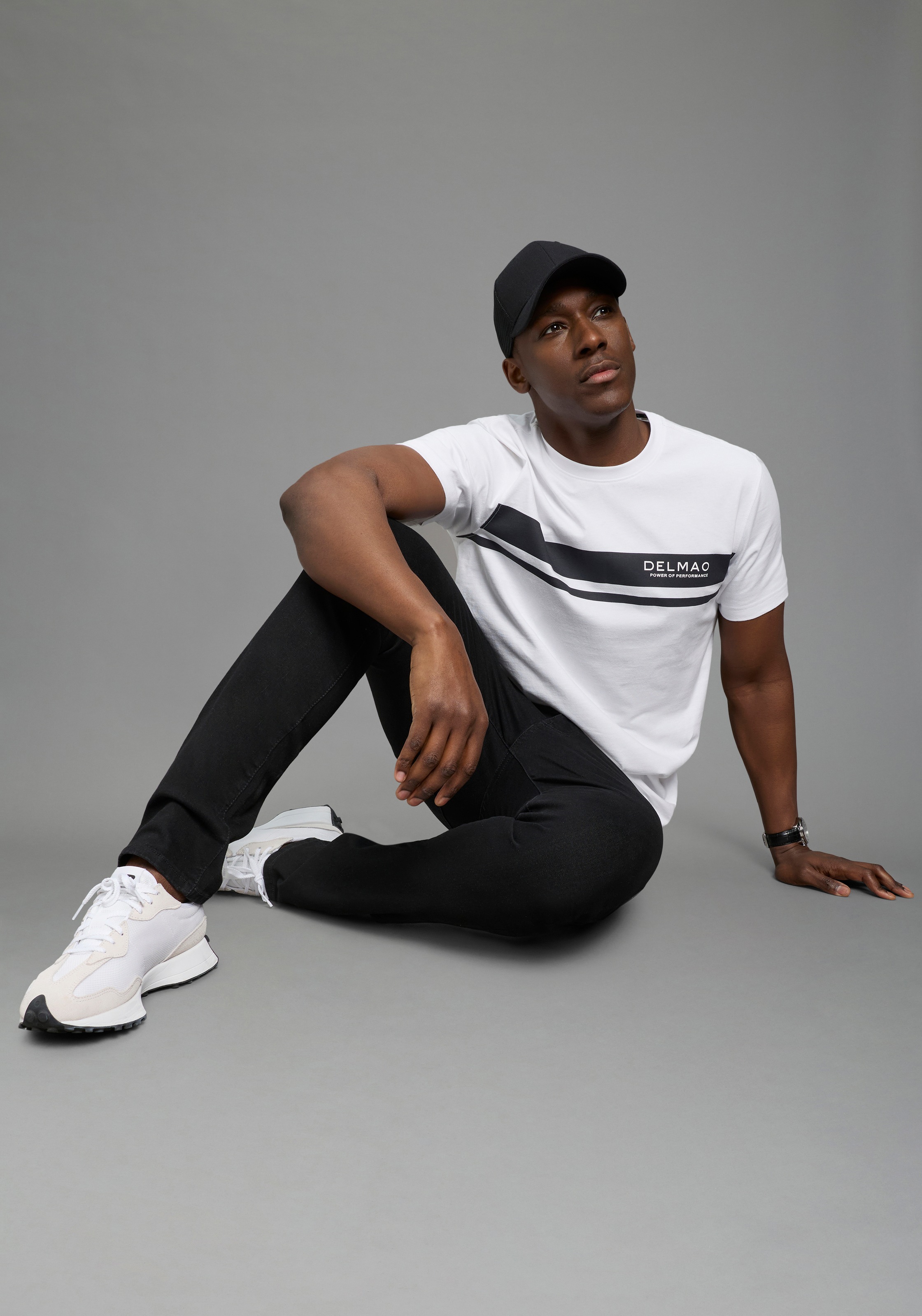 DELMAO Rundhalsshirt »Neue Kollektion!« Kurzarm, mit Rundhalsausschnitt, normale Passform, Casual-Stil