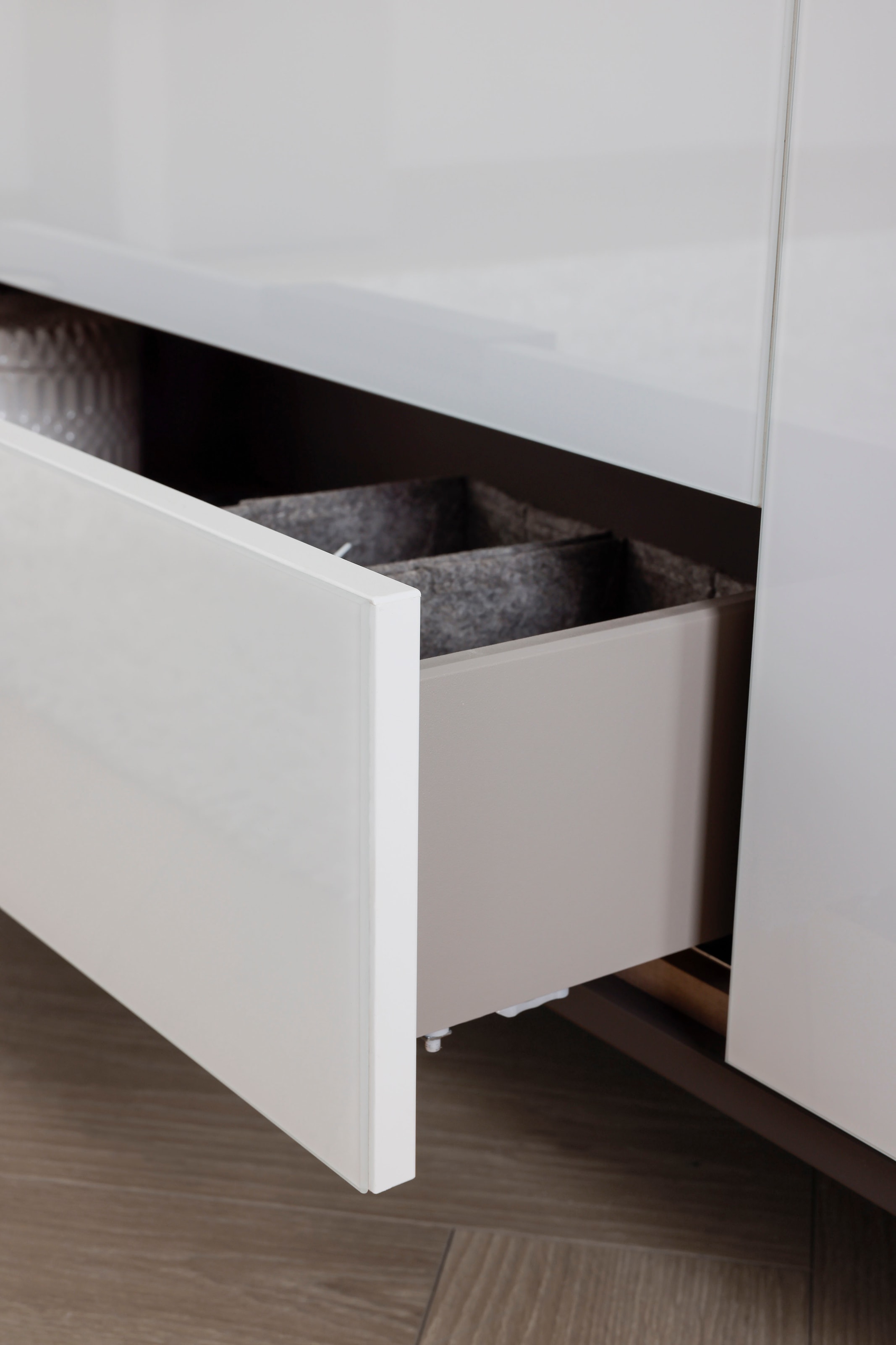 rauch Schubkastenkommode »Kommode Türkommode Sideboard Kombikommode FLIPP mit Glasfront« Breite 160/180 cm mit 4 Einlegeböden,  2-türig, 5 Schubladen, Soft-Close, Oberboden und Front Glas, 2 Breiten