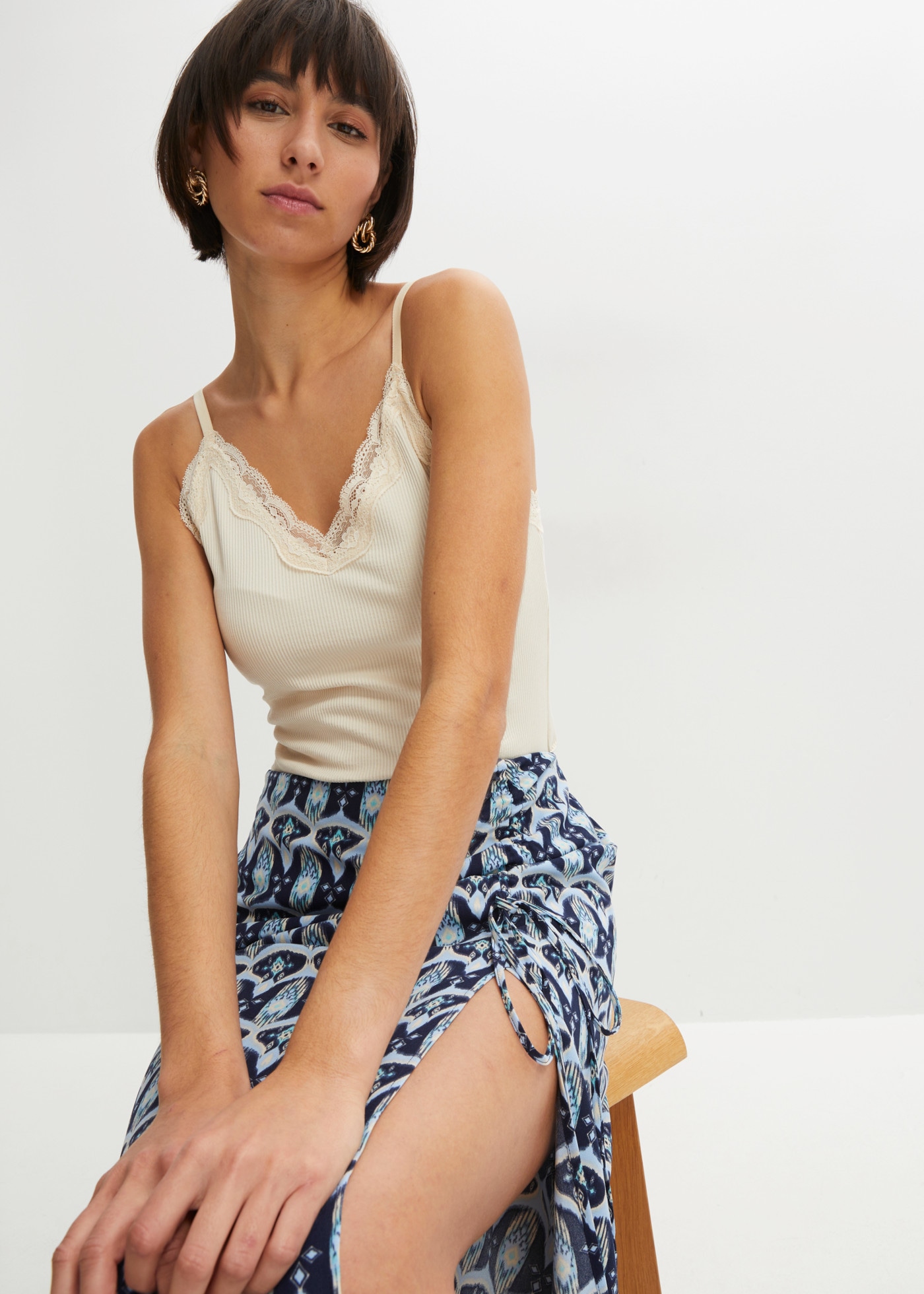 bonprix Débardeur à côtes Paquet, lot de 2,  en viscose, ajusté, avec col en V et bordure en dentelle, sans manches