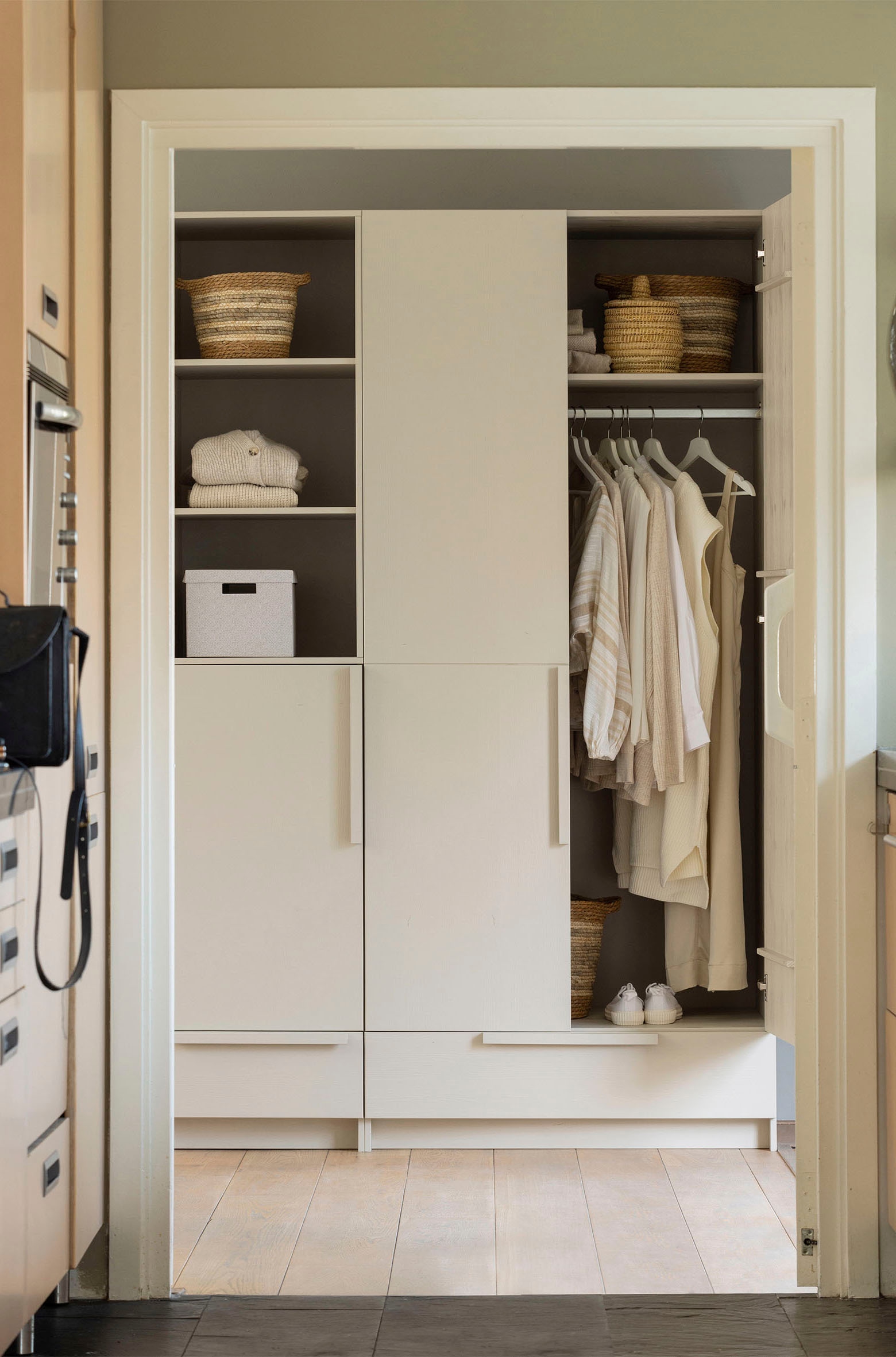 WOOOD Kleiderschrank »Pure« mit Kleiderstange, Kiefernholz, Höhe 215 cm