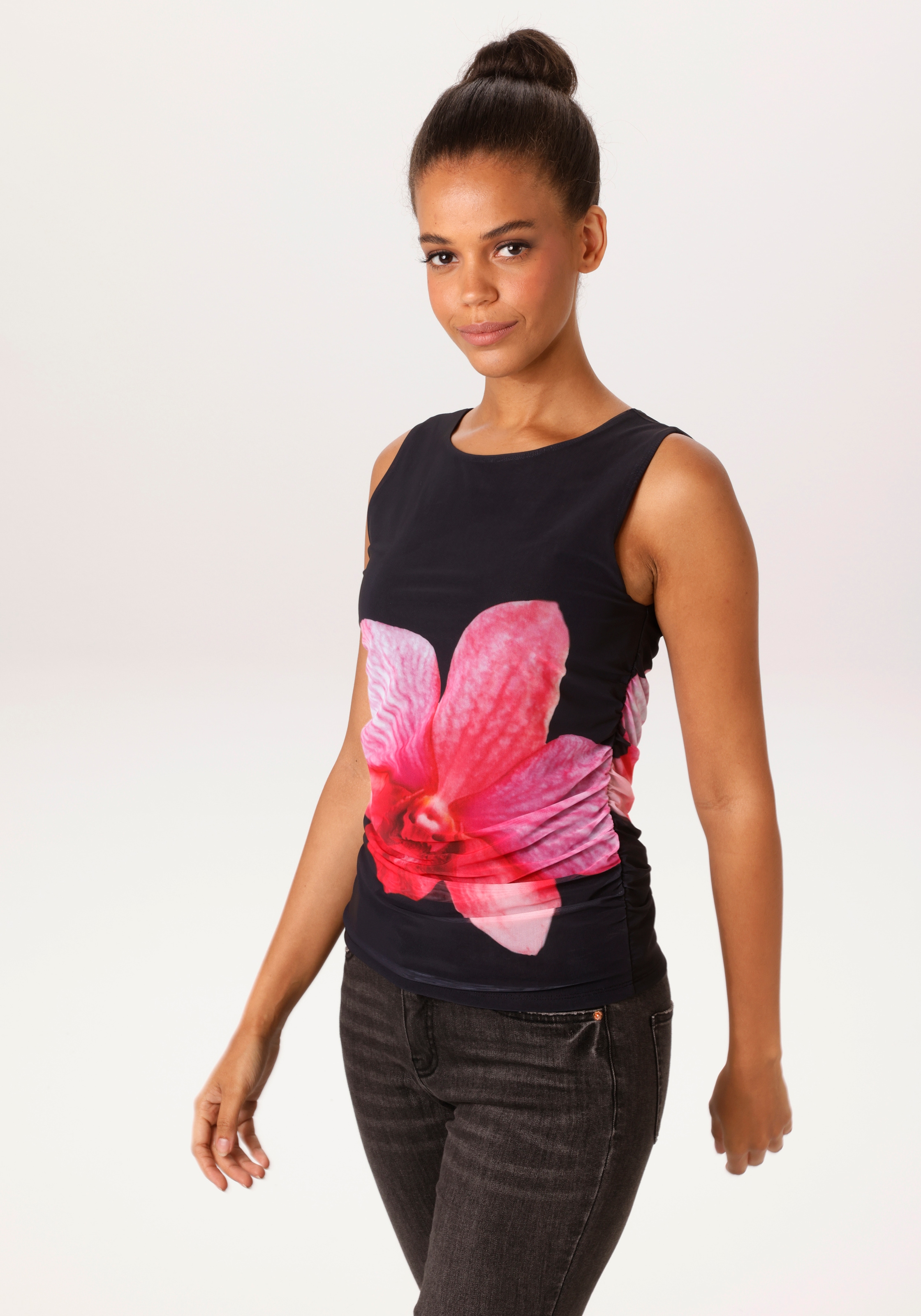 Image of Aniston CASUAL T-Shirt mit grossflächiger Batikblüte vorne und hinten