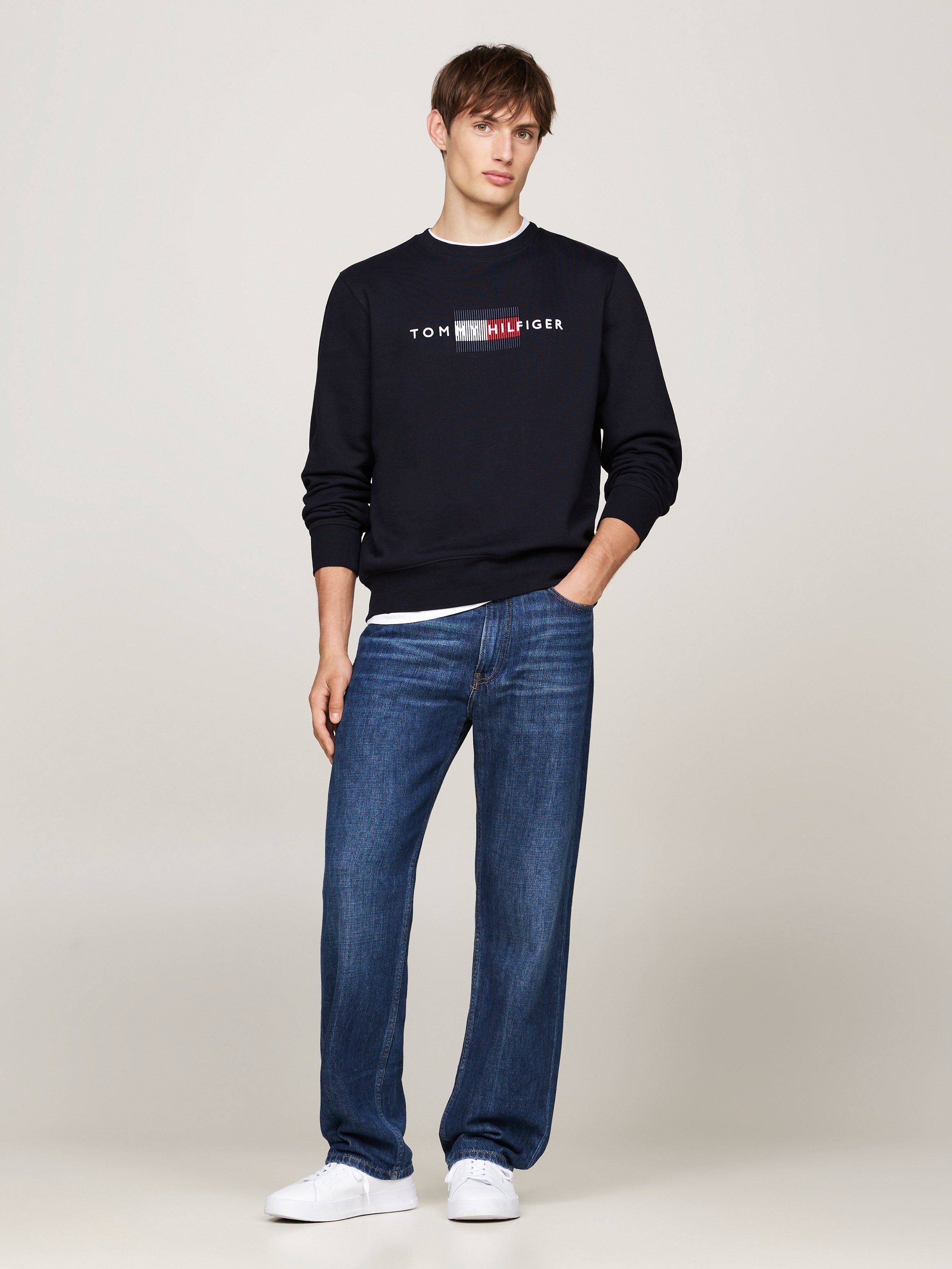 Tommy Hilfiger Sweatshirt »HILFIGER FLAG EMBRO SWEATSHIRT«, mehrfarbige Stickerei auf der Brust