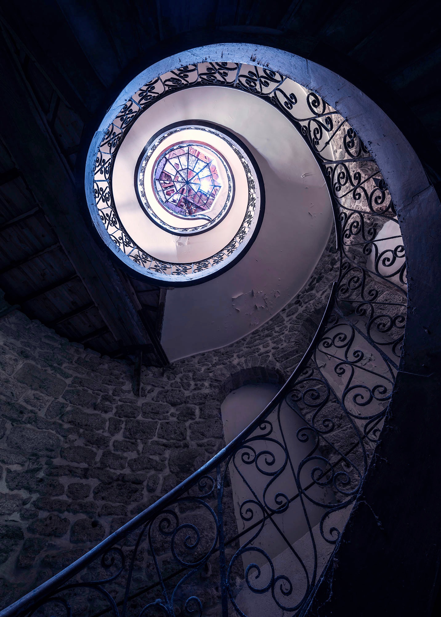 Image of Komar Vliestapete »Wendeltreppe«, bedruckt-Barock-Destroyed-Effekte, lichtbeständig und wasserfest bei Ackermann Versand Schweiz