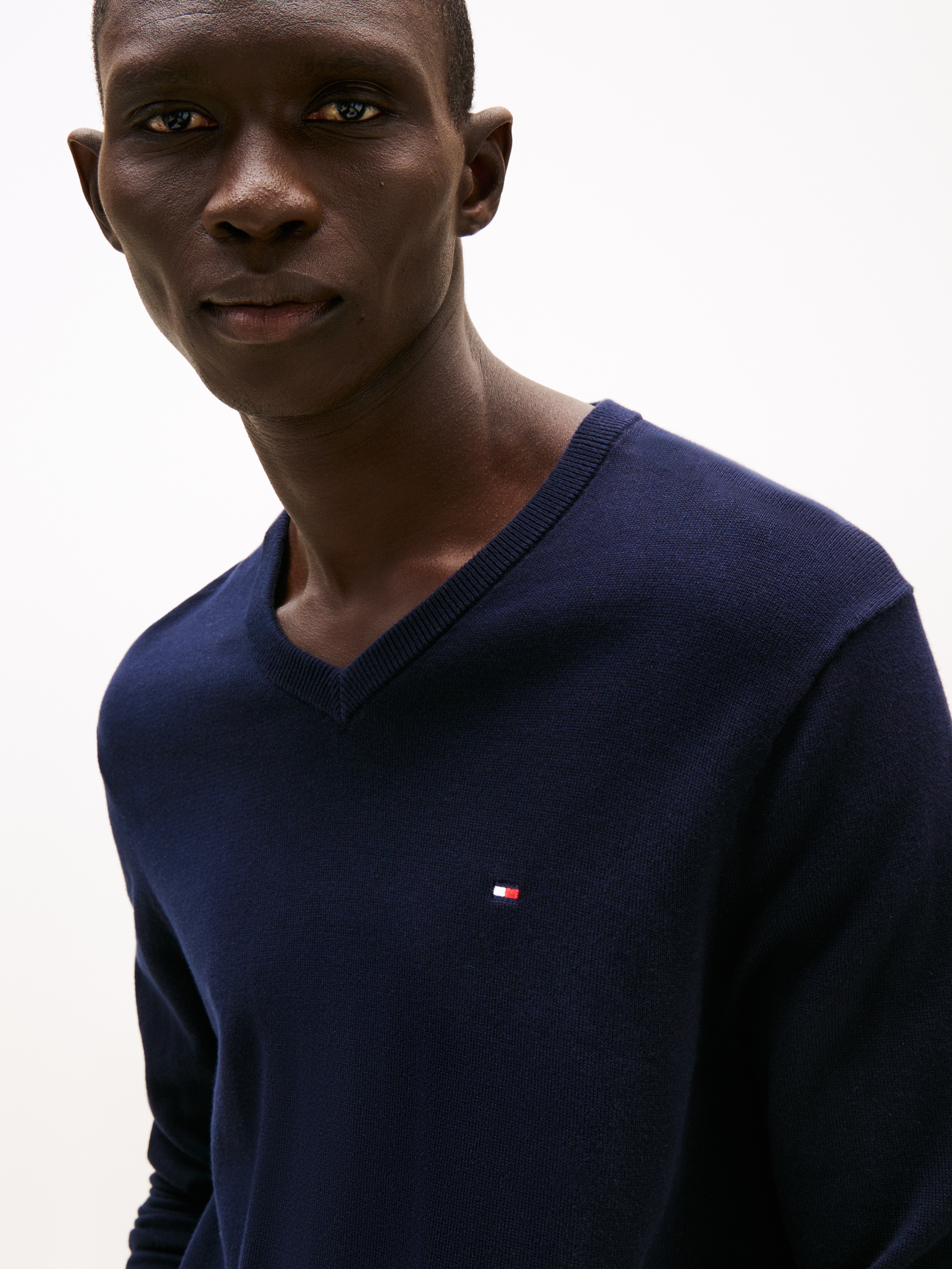 Tommy Hilfiger Pull en tricot »ESSENTIAL COTTON V NECK mit V-Ausschnitt und Stickerei« unifarben, casual, regular fit, Baumwolle, V-Ausschnitt