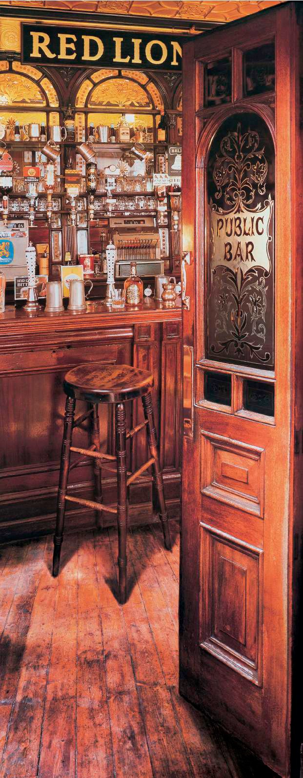 Image of Papermoon Fototapete »Red Lion Pub - Türtapete«, matt, Vlies, 2 Bahnen, 90 x 200 cm bei Ackermann Versand Schweiz