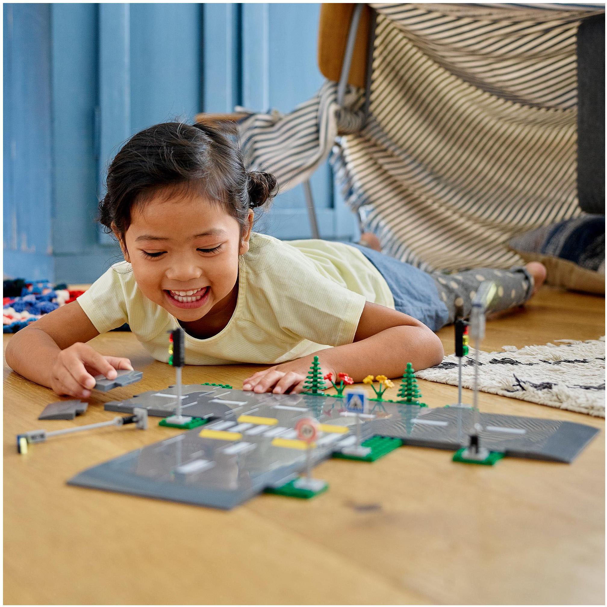 LEGO® Konstruktionsspielsteine »Strassenkreuzung mit Ampeln (60304), LEGO® City Town«, (112 St.), Made in Europe