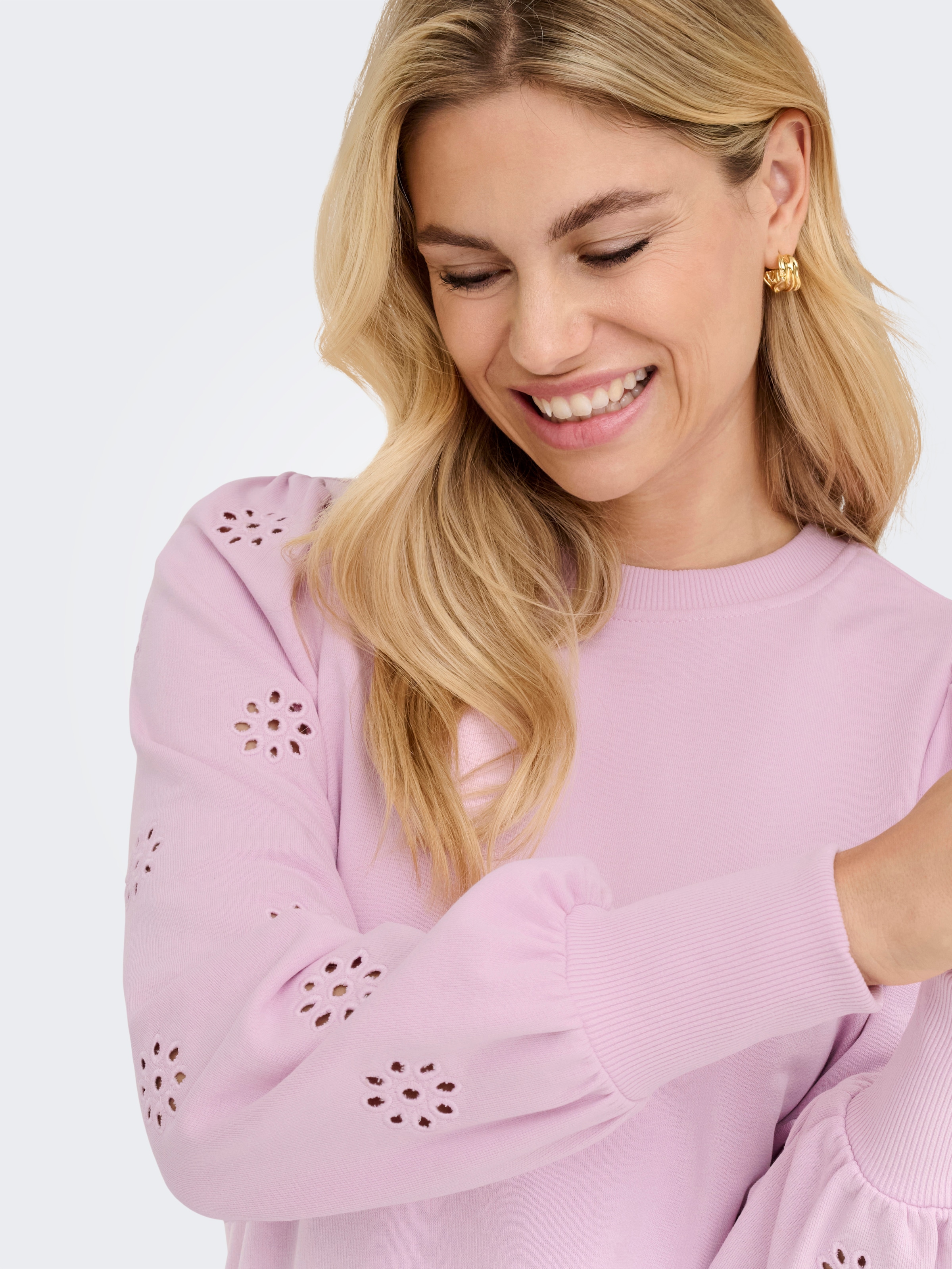 ONLY »ONLFEMME L/S PUFF EMBROIDERY UB SWT«, mit Puffärmeln mit wunderschöner Lochstickerei
