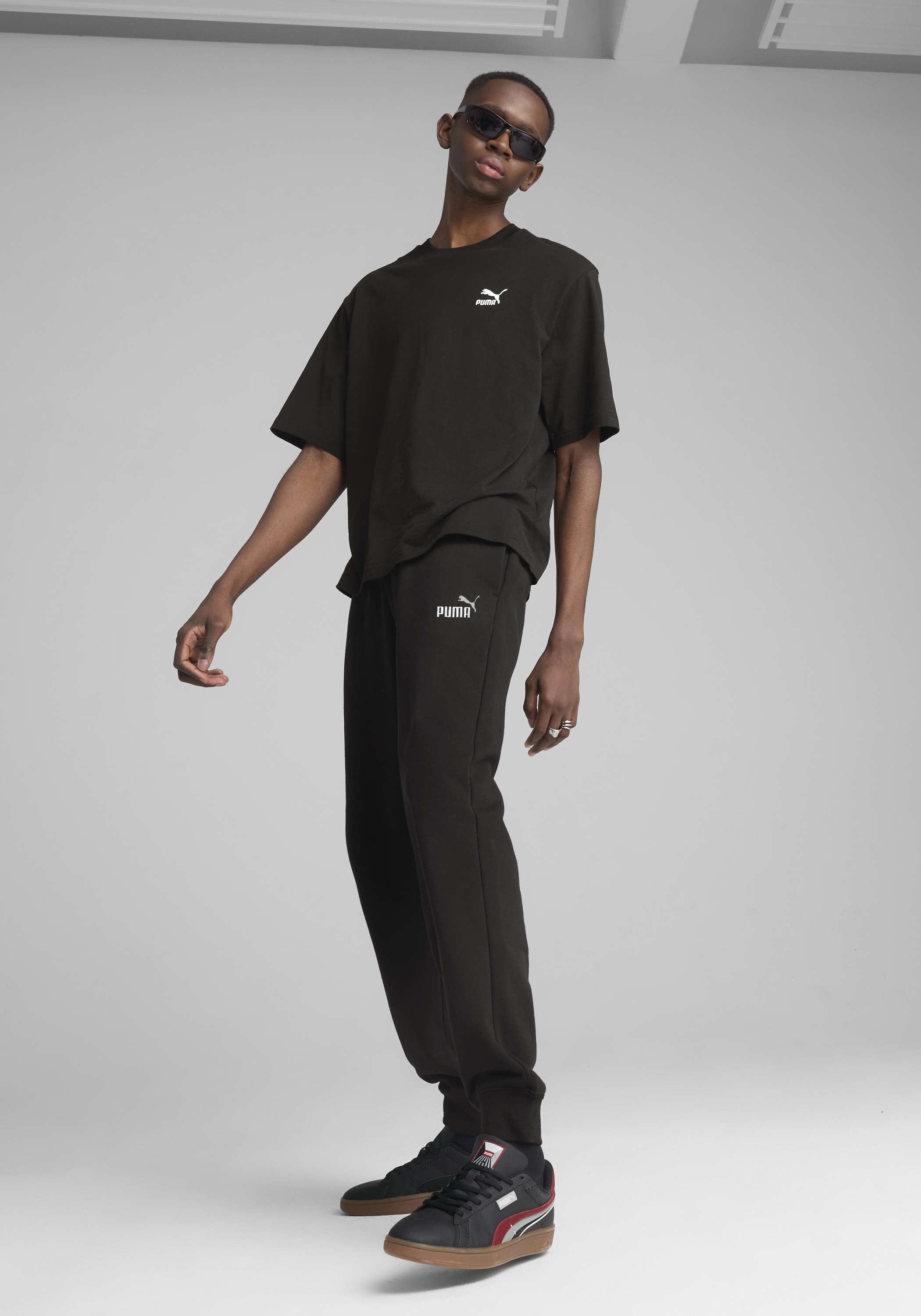 PUMA Pantalon de survêtement »ESS 2 COLOR NO 1 LOGO SWEATPANTS FL CL«  Pantalon de jogging, taille élastique avec cordon intérieur