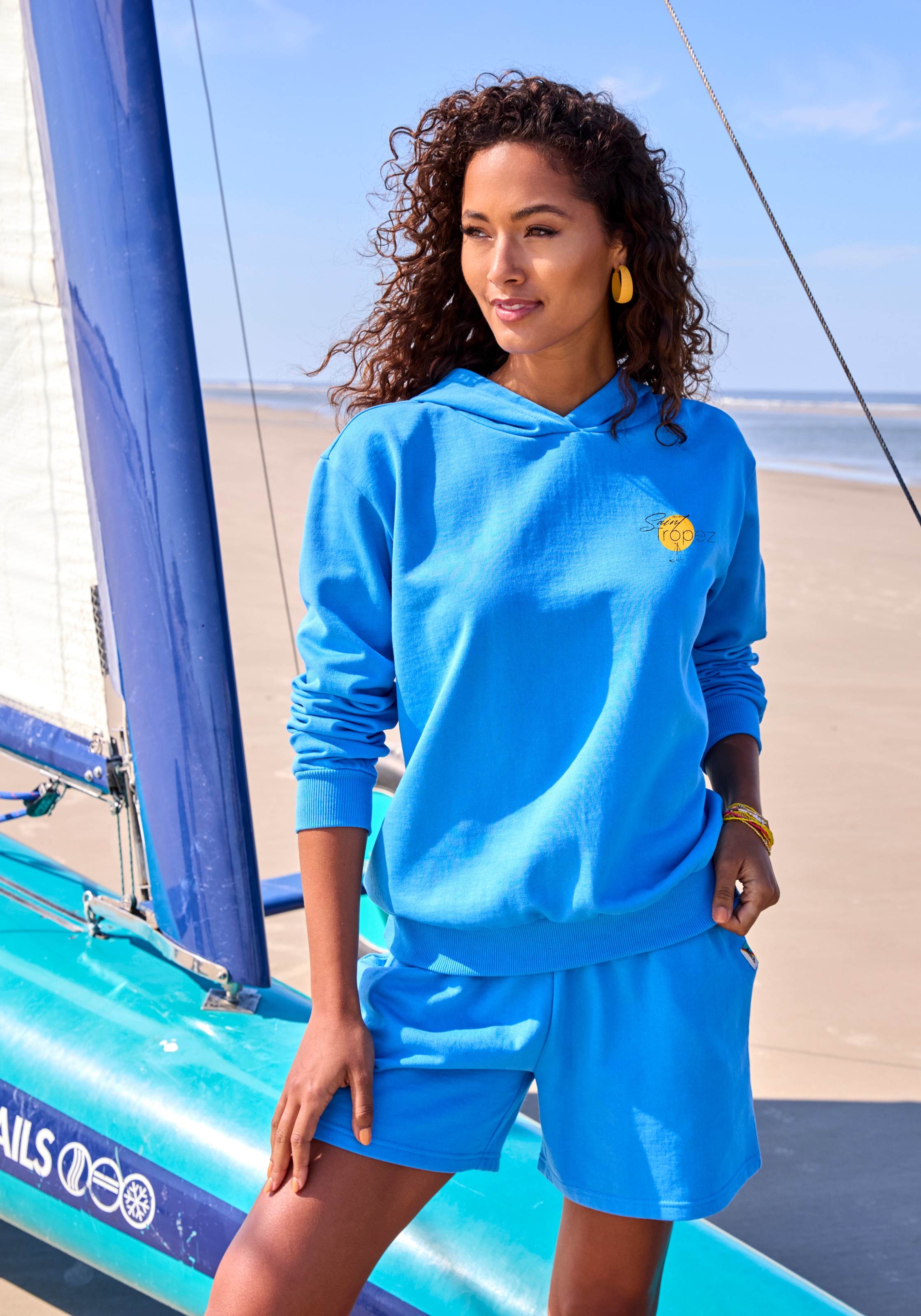 Bench. Kapuzenpullover mit grossem Printdruck auf dem Rücken, Loungewear