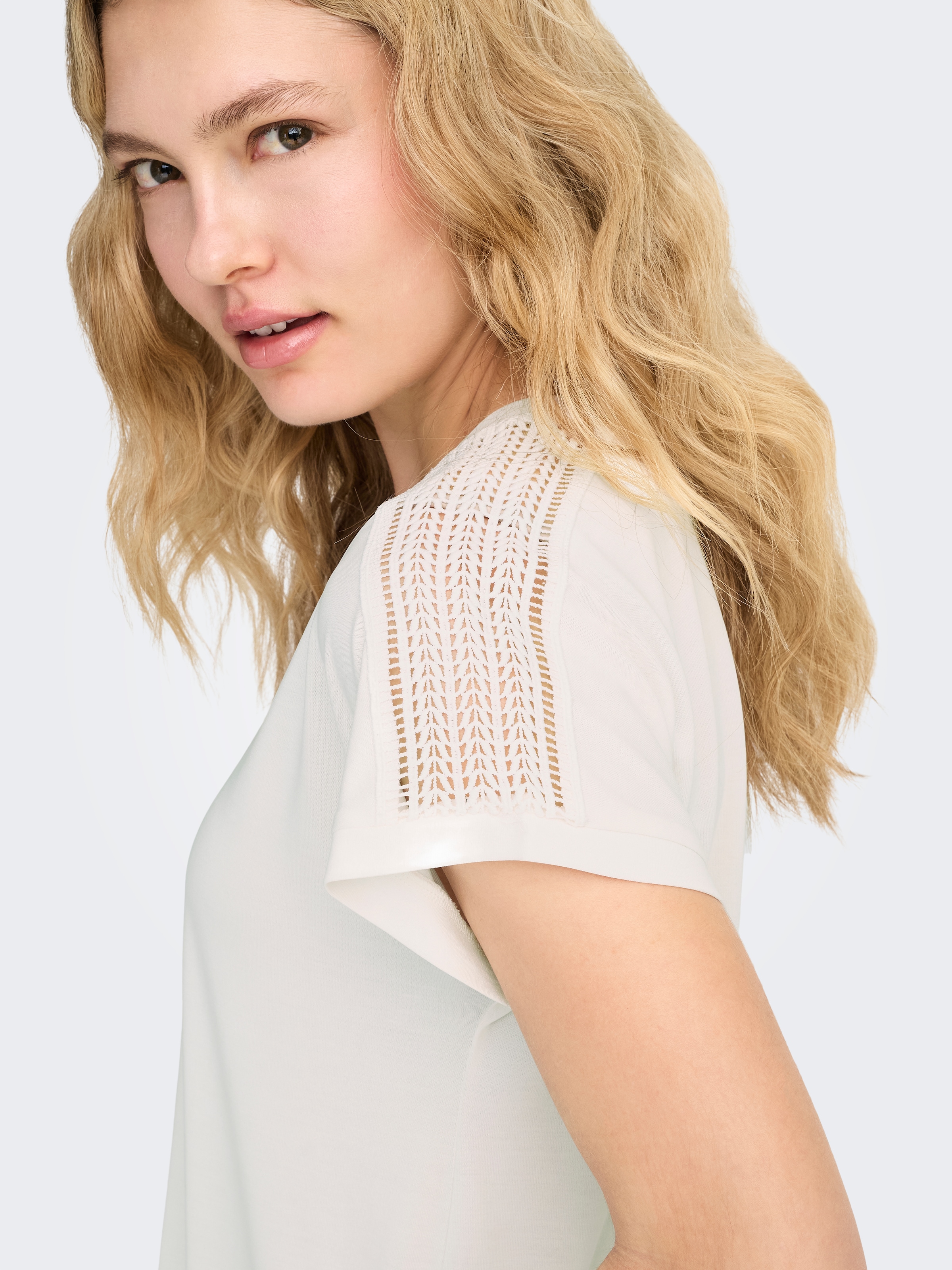 ONLY T-shirt en V »ONLFREE LIFE S/S V-NECK LACE TOP JRS« Materialmix, loose fit, V-Ausschnitt