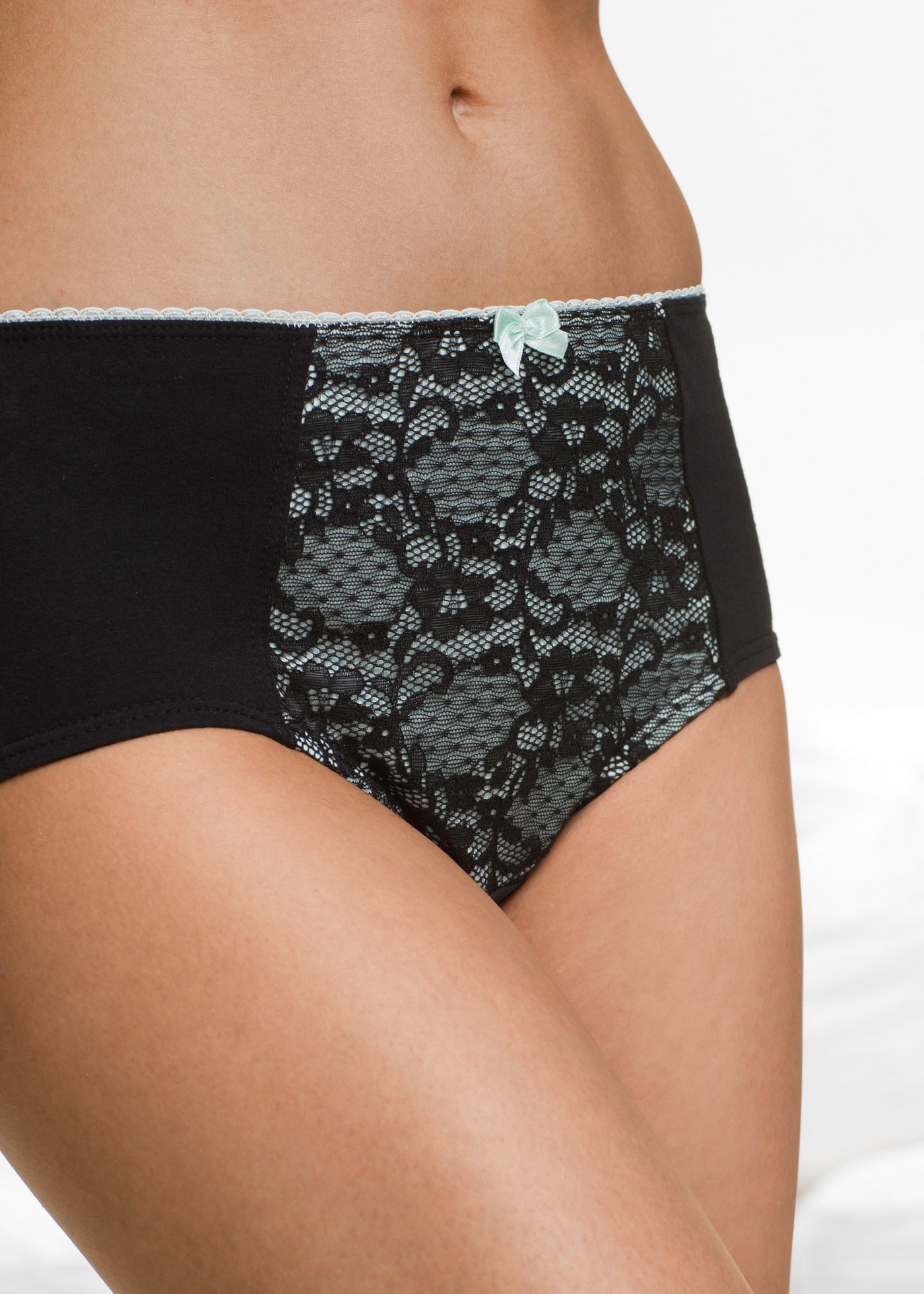 bonprix Maxislip Packung, 4 cuis mit farbigem Spitzeneinsatz, mit Zierschleife, bequeme Passform