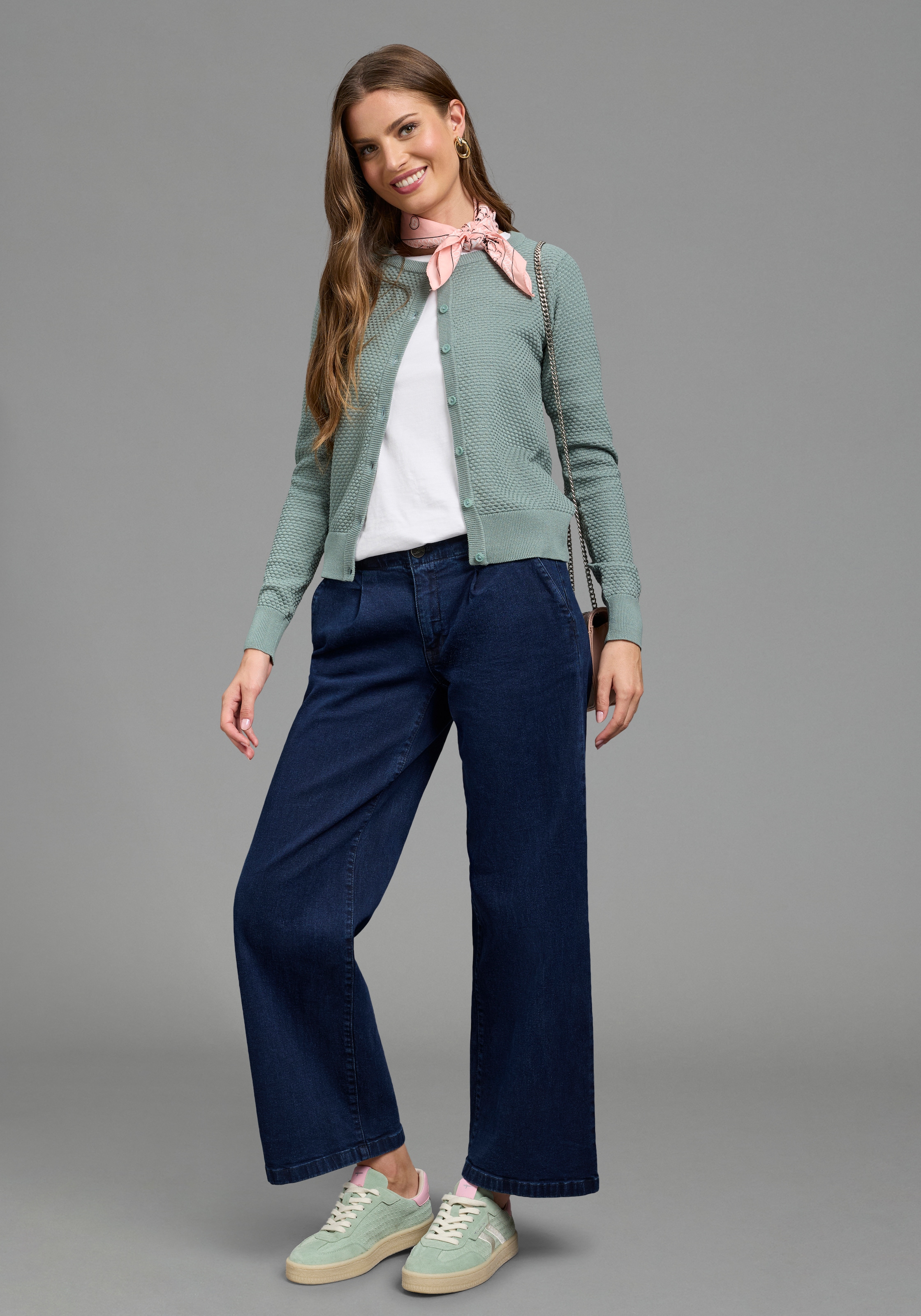 Laura Scott Strickjacke »mit kurzem Schnitt, figurumspielende Passform, elastisches Material« mit Knopfleiste, aus moderner Waffelstruktur
