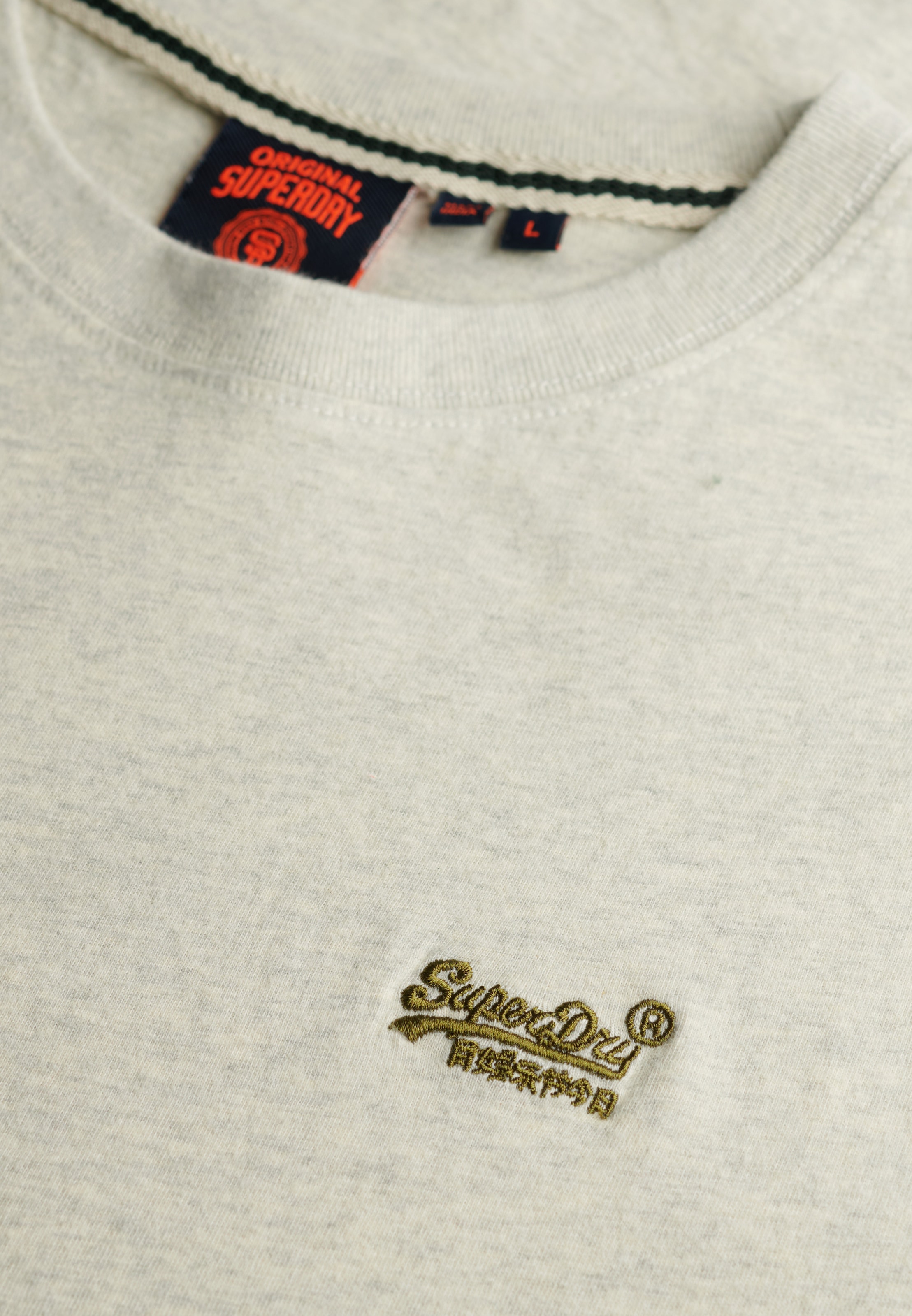 Superdry Rundhalsshirt »ESSENTIAL LOGO EMB TEE« aus Baumwolle und Single Jersey, Slim Fit, Kurzarm, hüftlang