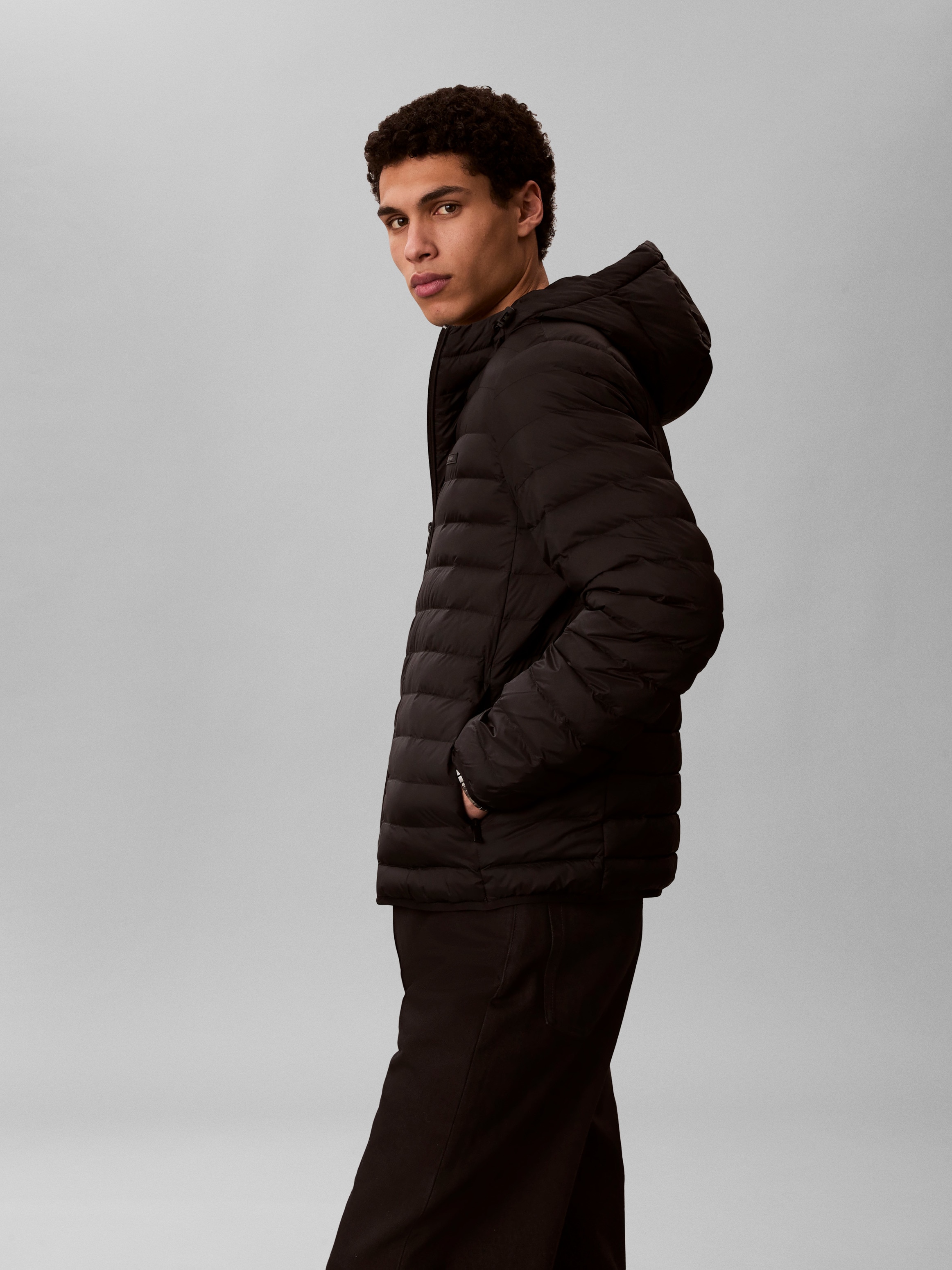 Calvin Klein Veste fonctionnelle »LS HOODED NYLON CHANNELED PUFFER« mit Kapuze Regular fit, mit Rundhalsausschnitt