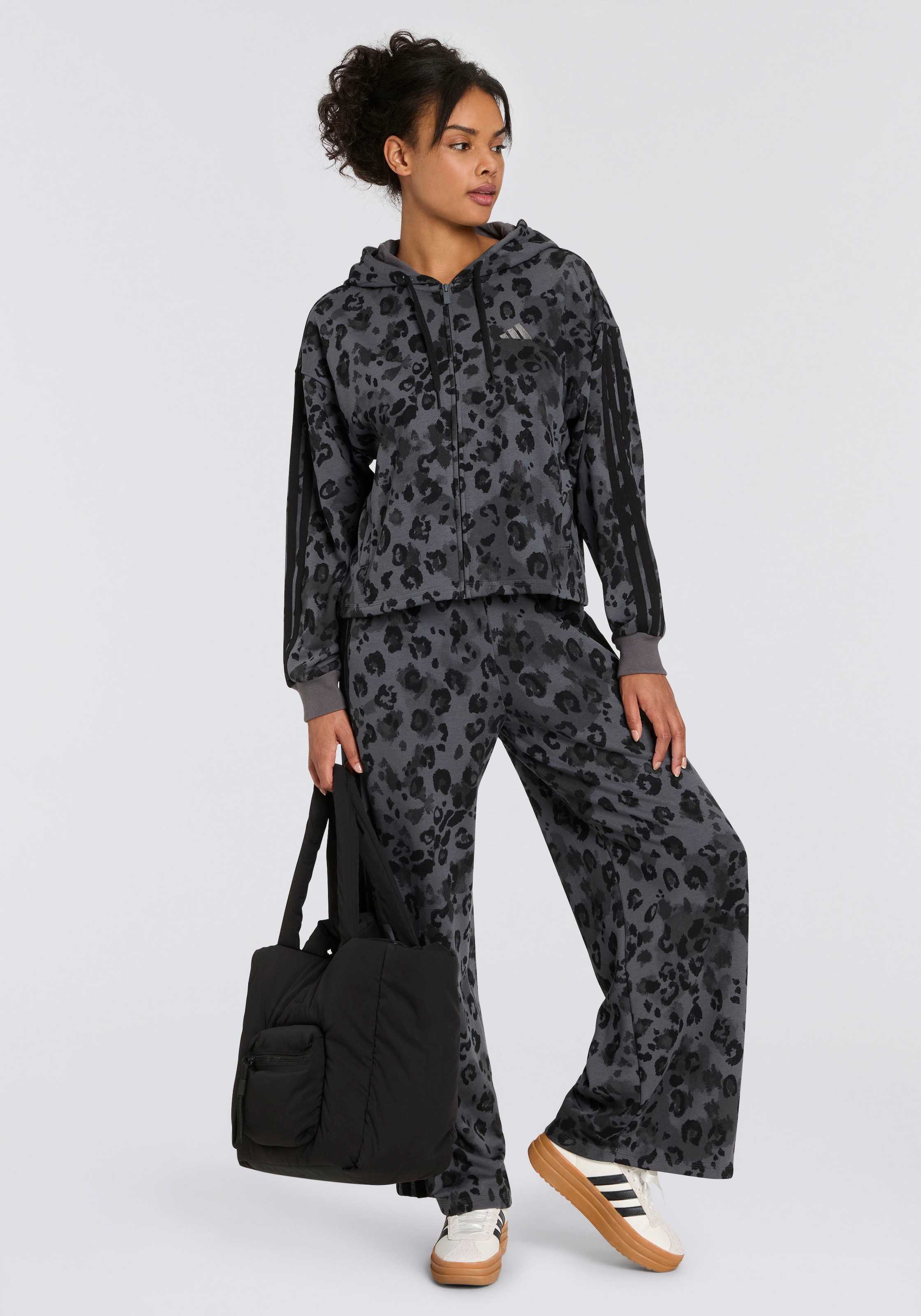 adidas Sportswear Sporthose »W AOP FT PT«, (1 tlg.), Locker geschnitten mit weitem Bein, Tierprint-Details