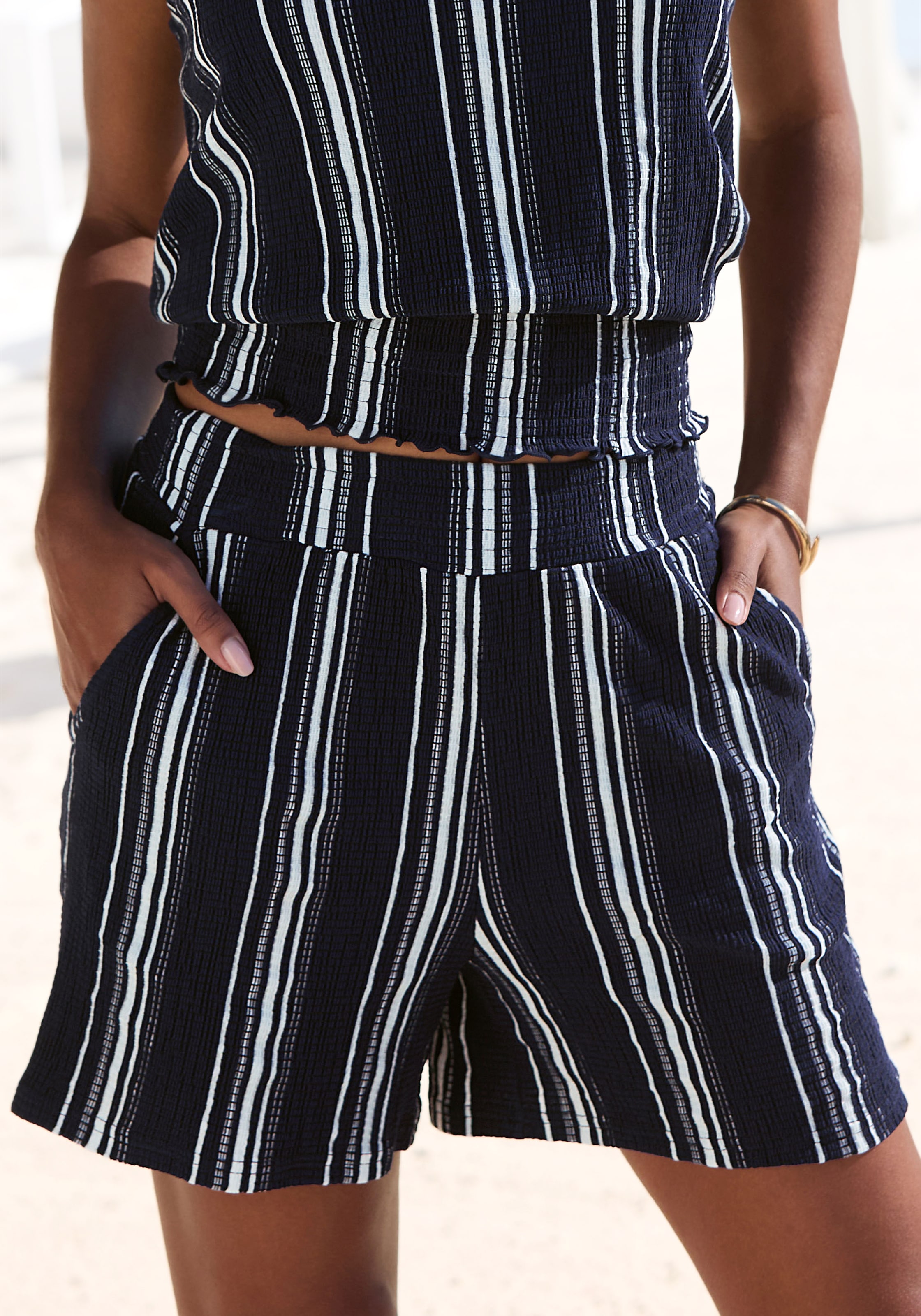 Image of LASCANA Shorts "aus luftiger Crepeware" strukturierte Ware, sommerlicher Shorts mit Streifen, Sommerhose