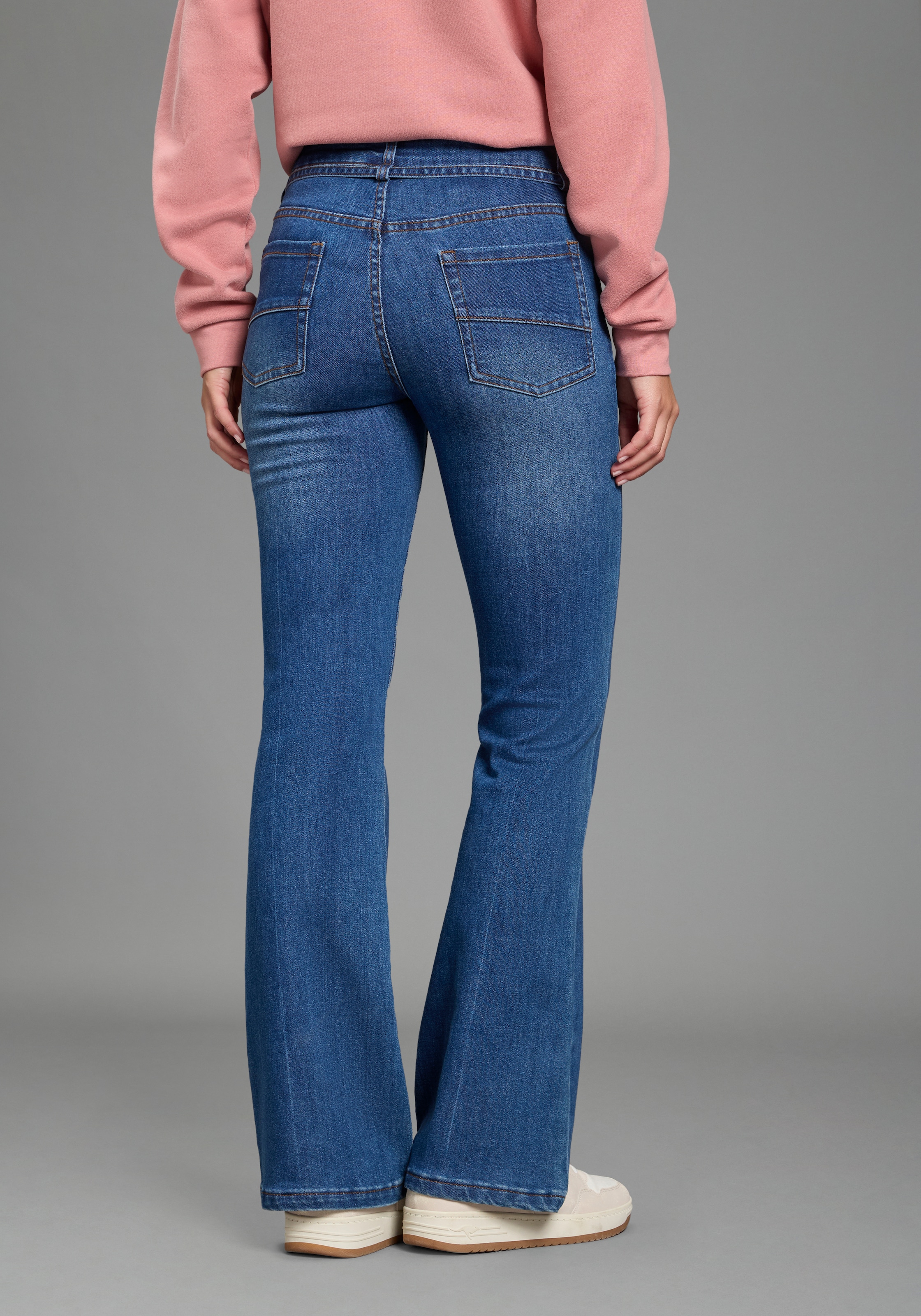 KangaROOS Bootcut-Jeans mit Reissverschluss, Knopf und Bindeband, lange Beinlänge