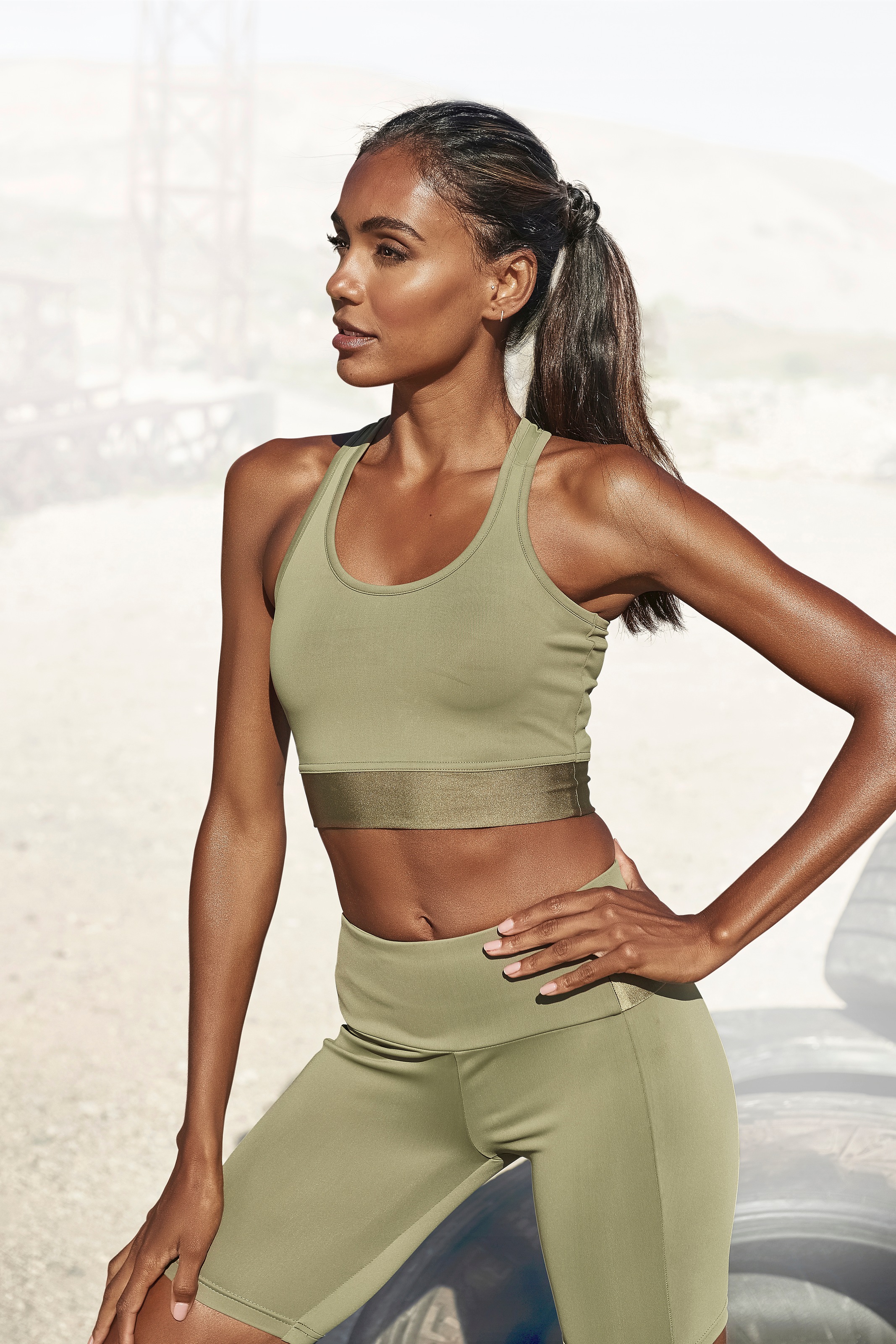 Image of LASCANA ACTIVE Crop-Top, aus Funktionsmaterial mit Glanzdetails bei Ackermann Versand Schweiz