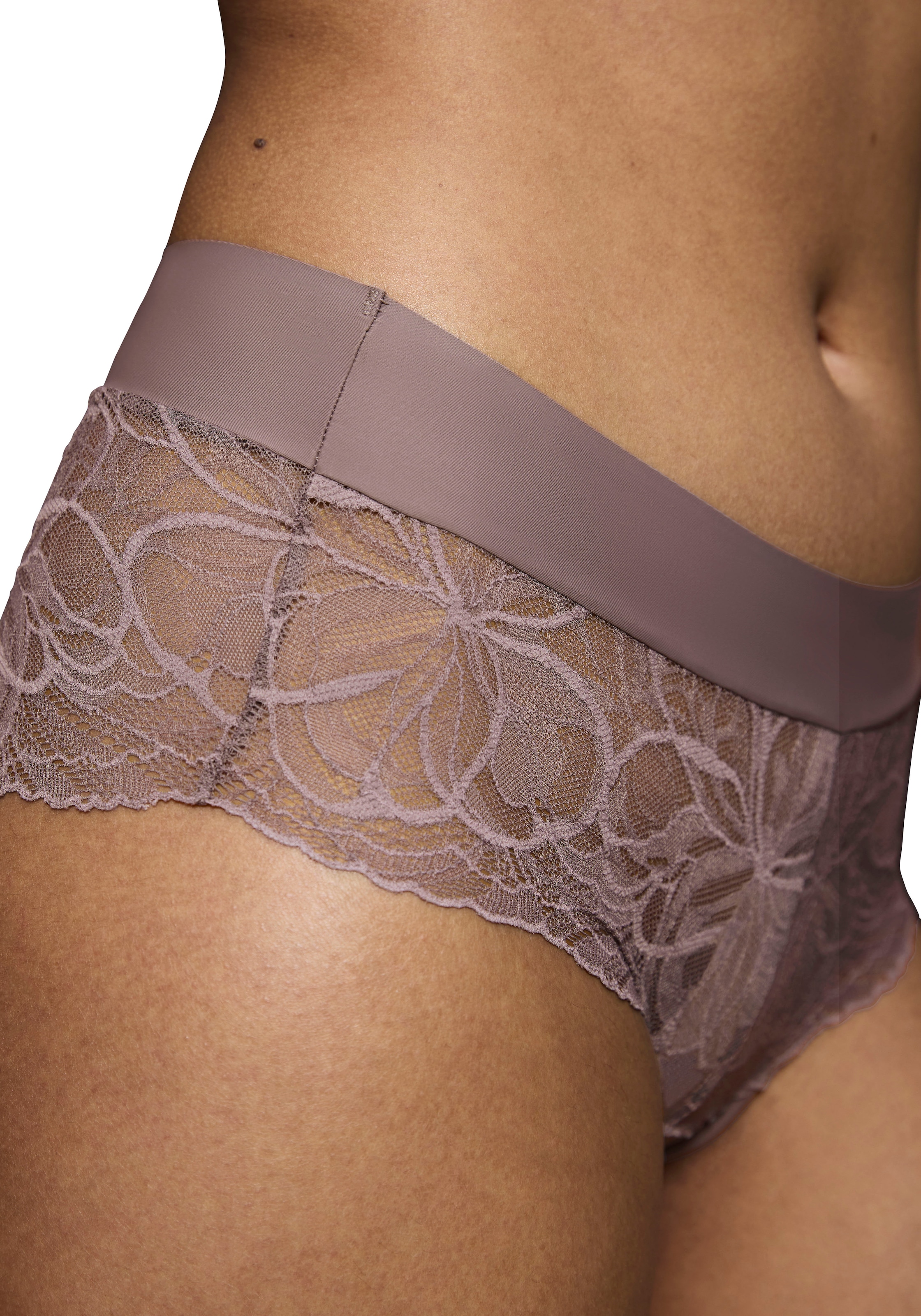 Triumph Panty »Body Make-Up Illusion Lace Shorty«, Strech-Spitze