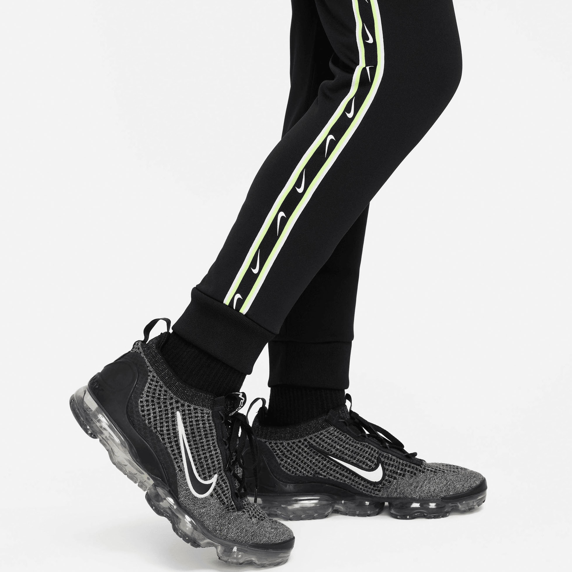 Finde Nike Sportswear »B REPEAT NSW SW PK JOGGER« Trainingshose auf