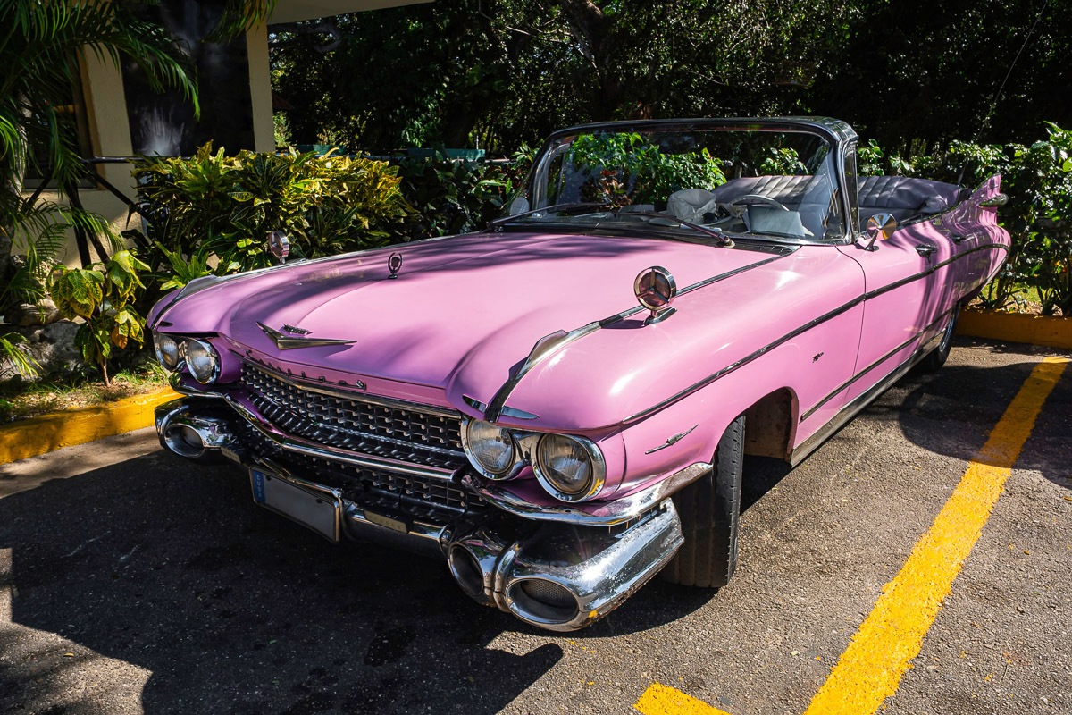 Image of Papermoon Fototapete »Oldtimer pink«, Vliestapete, hochwertiger Digitaldruck, inklusive Kleister bei Ackermann Versand Schweiz
