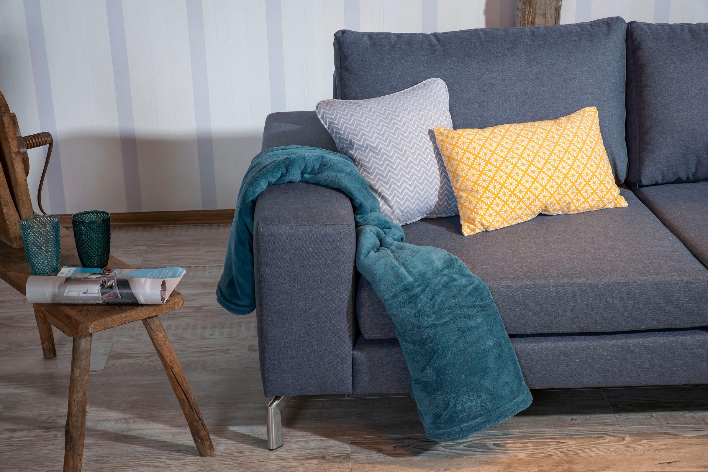 Max Winzer® Ecksofa »Flori Set inkl. Hocker, guter Sitzkomfort, aktuelles Design«, (Spar-Set, Ecksofa und Hocker), elegant mit abgewinkelten Chromfüssen, inklusive Zierkissen