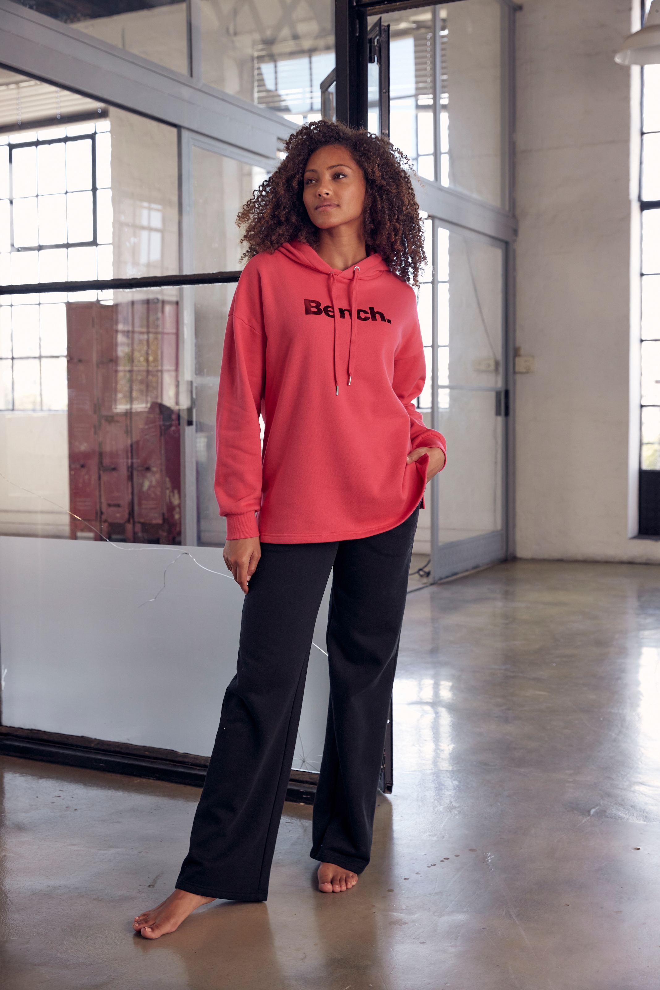 Bench. Loungewear Hoodie »-Kapuzensweatshirt«, mit glänzendem Logodruck,  Loungewear, Loungeanzug versandkostenfrei auf