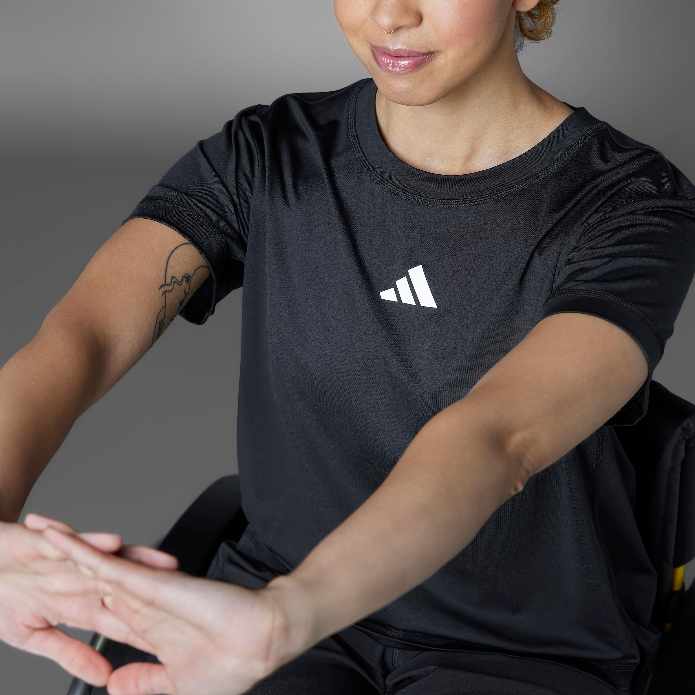 adidas Performance T-Shirt »WTR ADAPT T«, Trainingsshirt speziell für Rollstuhlsportler_innen designt