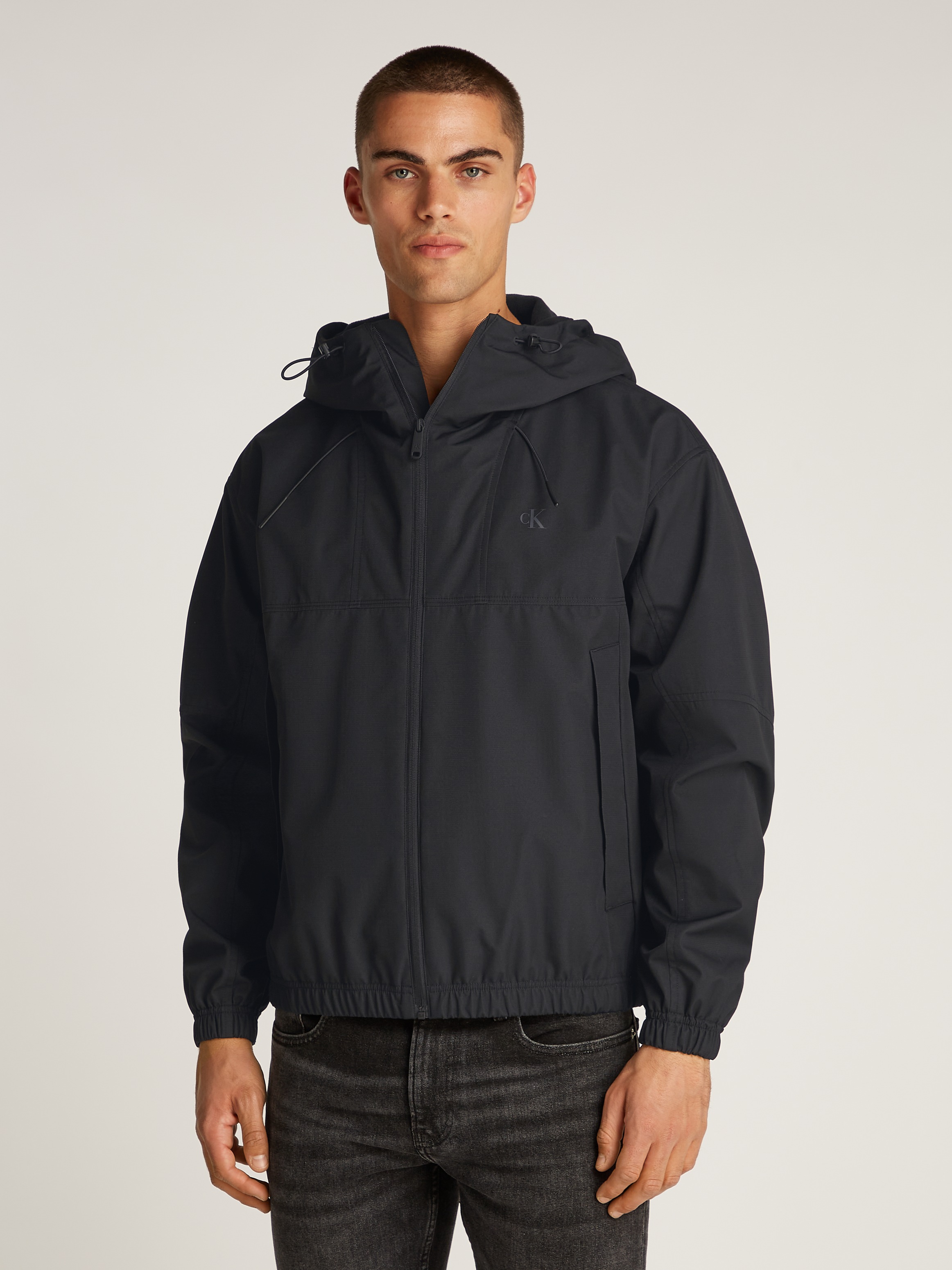 Image of Calvin Klein Jeans Allwetterjacke "TECHNICAL JACKET" mit Kapuze Logodruck, Eingriffstaschen