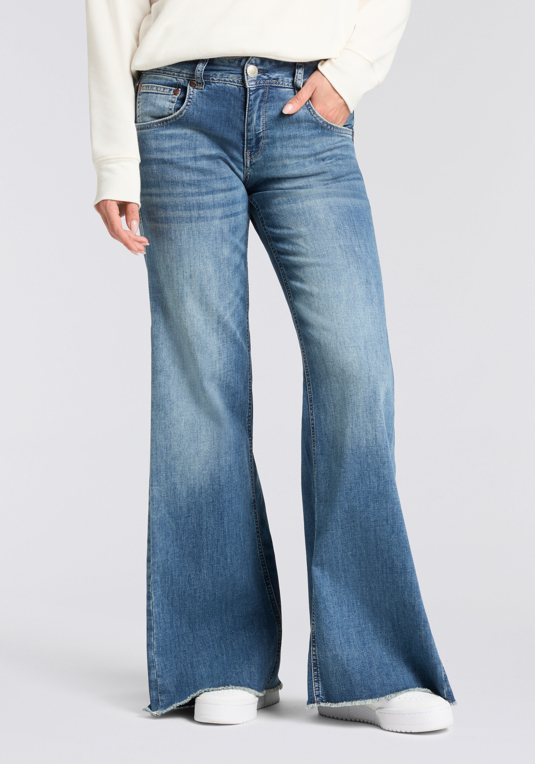 Image of Herrlicher 5-Pocket-Jeans "Edna Kama Denim Light" Flared Fit, extra Weite