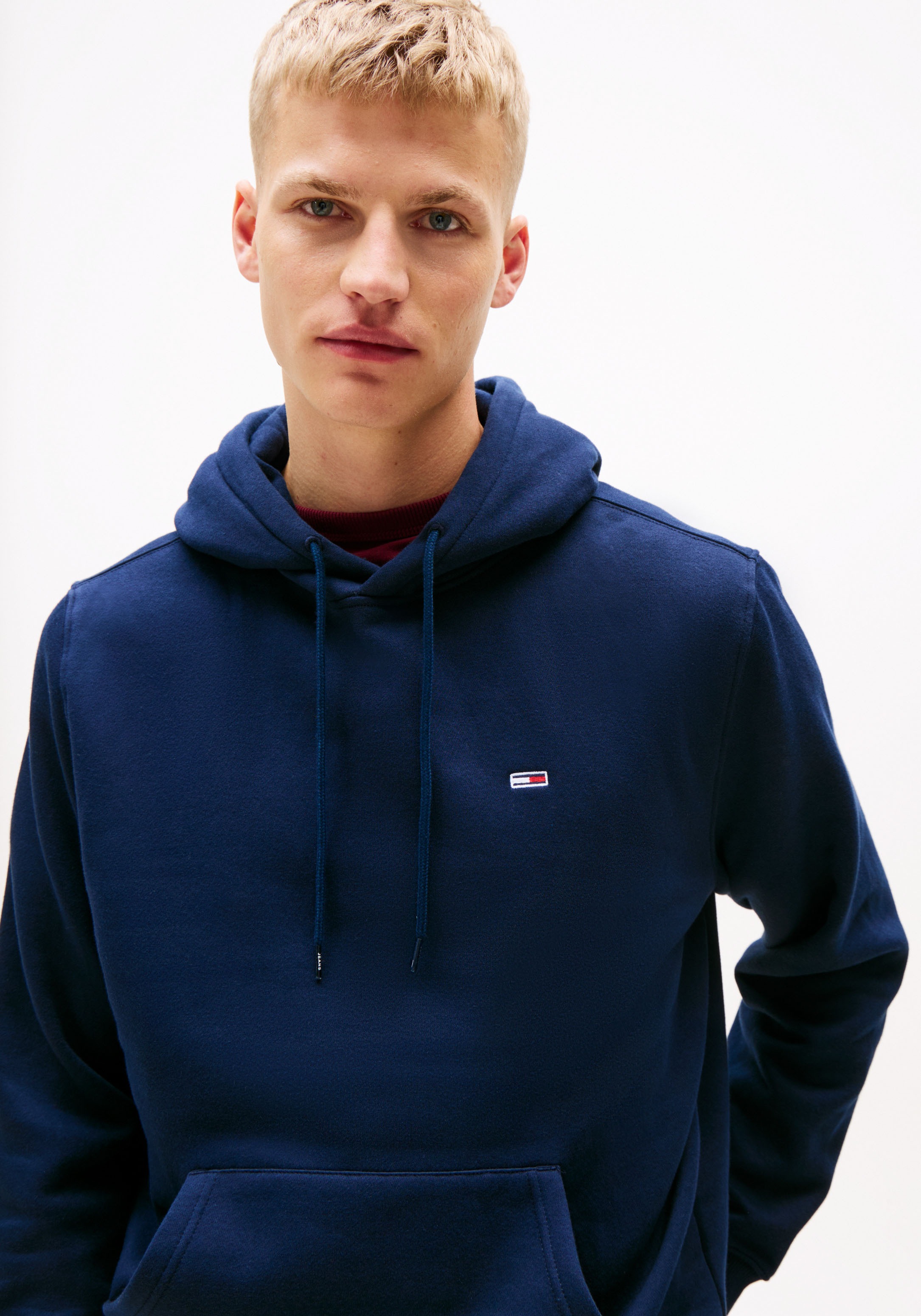 Tommy Jeans Sweatshirt »TJM REG S FLAG HOODIE«, mit bestickten Markenlogo auf Brusthöhe