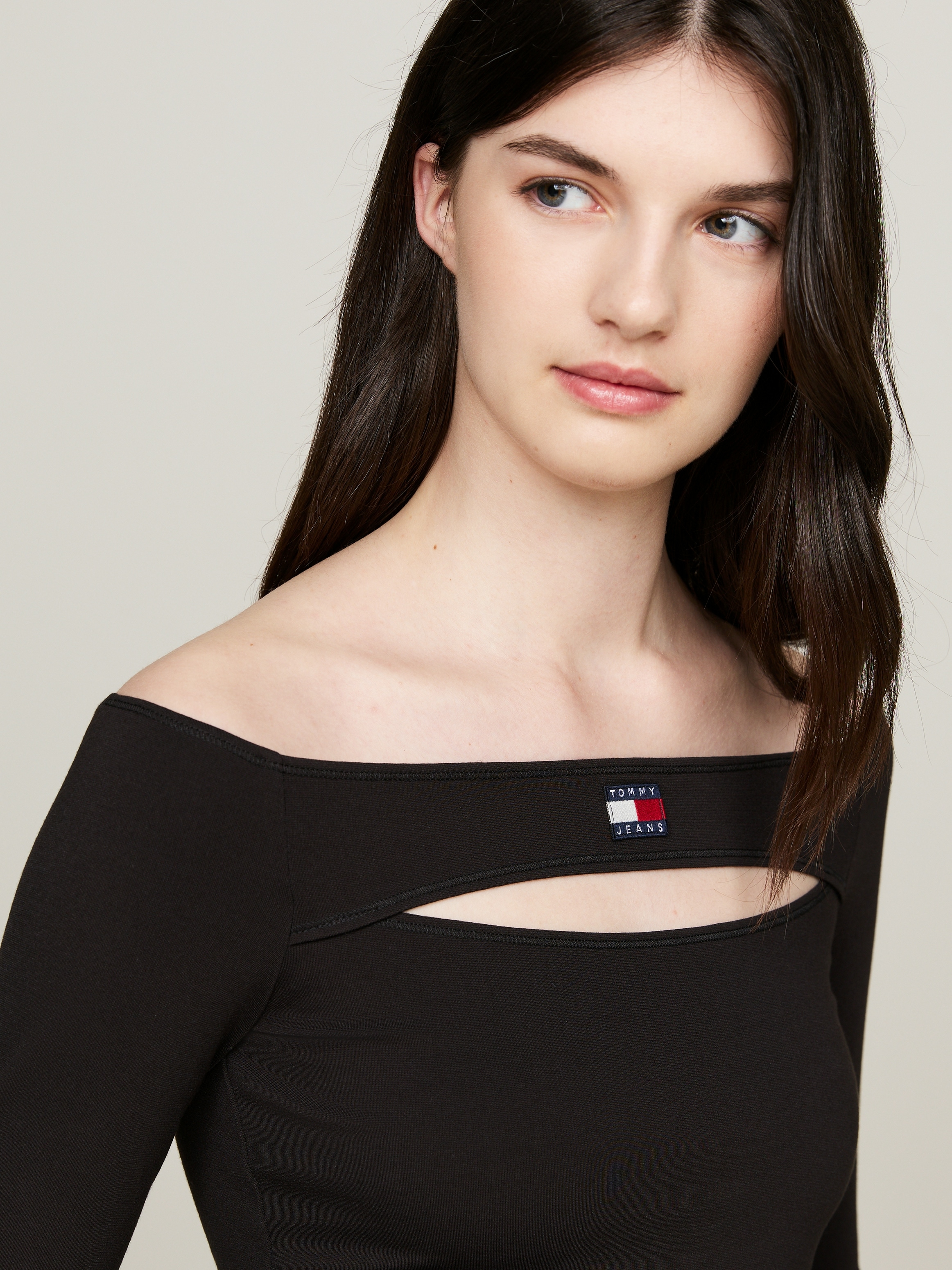 Tommy Jeans Langarmshirt »TJW SLIM BADGE CUTOUT TOP LS«, mit Tommy Jeans Logo