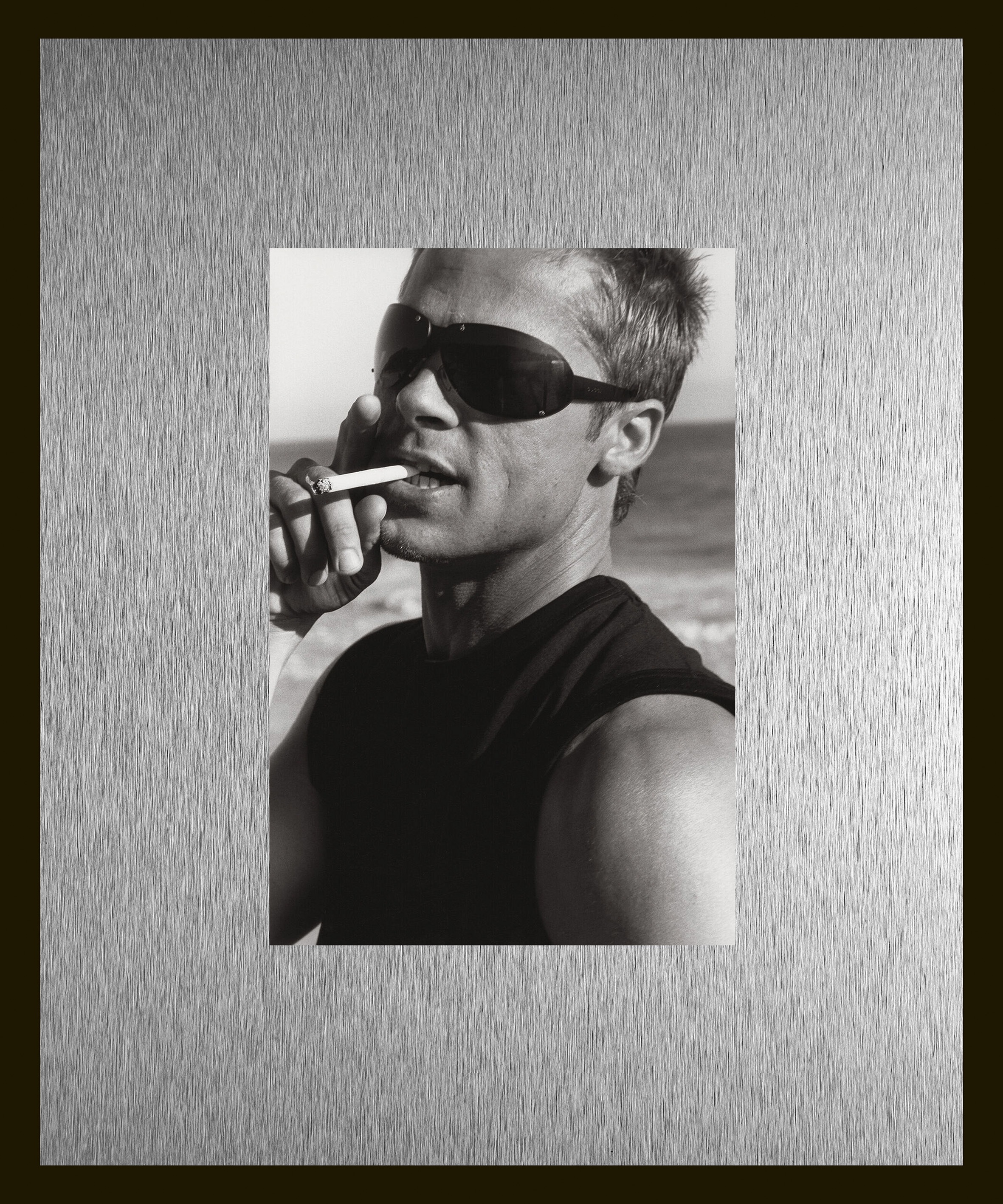 Image of queence Bild "Trend Wandbild, Wandkunst, Kunstdruck "Brad Pitt mit Zigarette"" Filmfiguren Filmszene Schwarz-Weiss 1 Stk. tlg. inkl. Passepartout aus hochwertigem Aluminium und schwarzem Rahmen