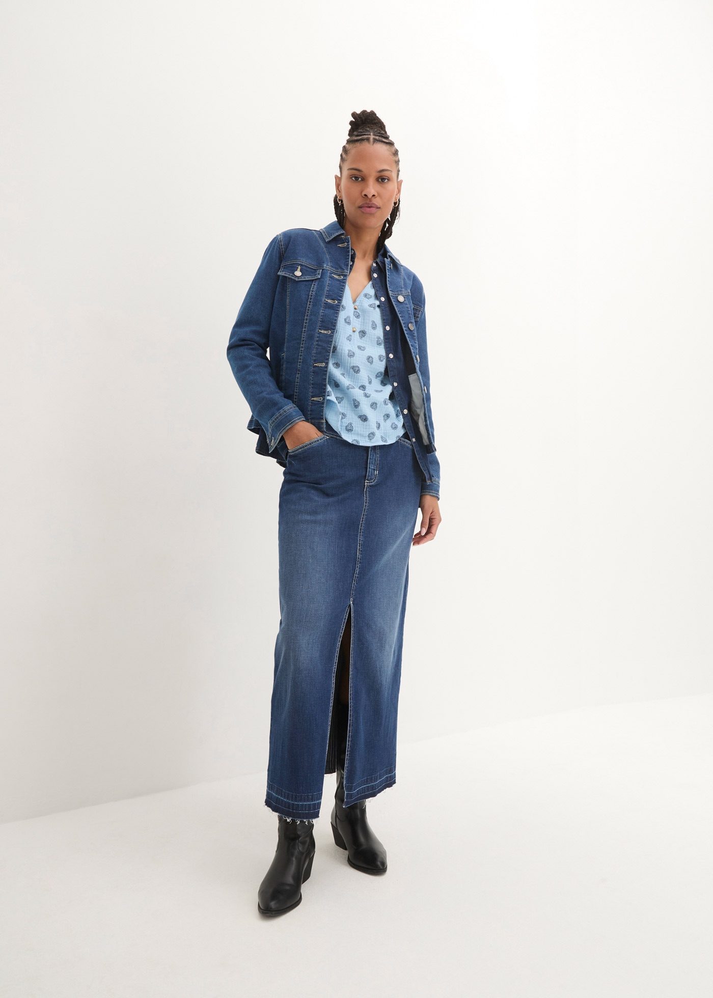 bonprix Langarmbluse »Oversize-Bluse aus luftigem Musselin« mit All-Over Print, V-Ausschnitt und Zierknöpfen aus Musselin