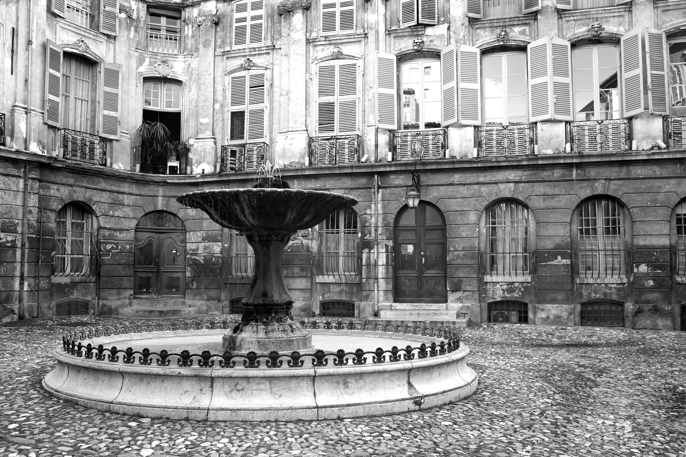 Image of Papermoon Fototapete "Brunnen Schwarz & Weiss"