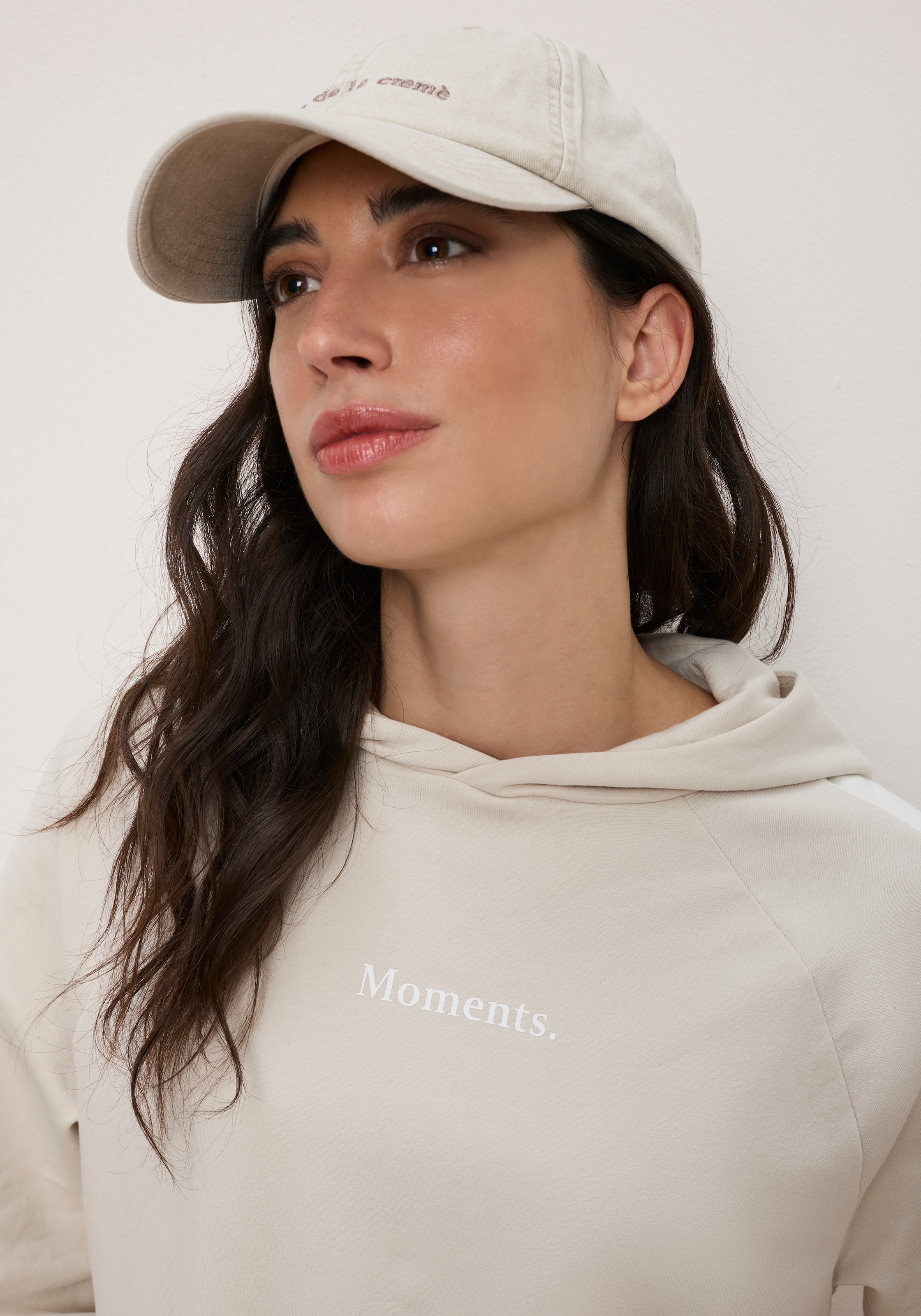 Tamaris Hoodie »mit Kapuze, hüftbedeckende Länge«, mit Kontraststreifen und Schriftzug, aus elastischer Baumwollqualität
