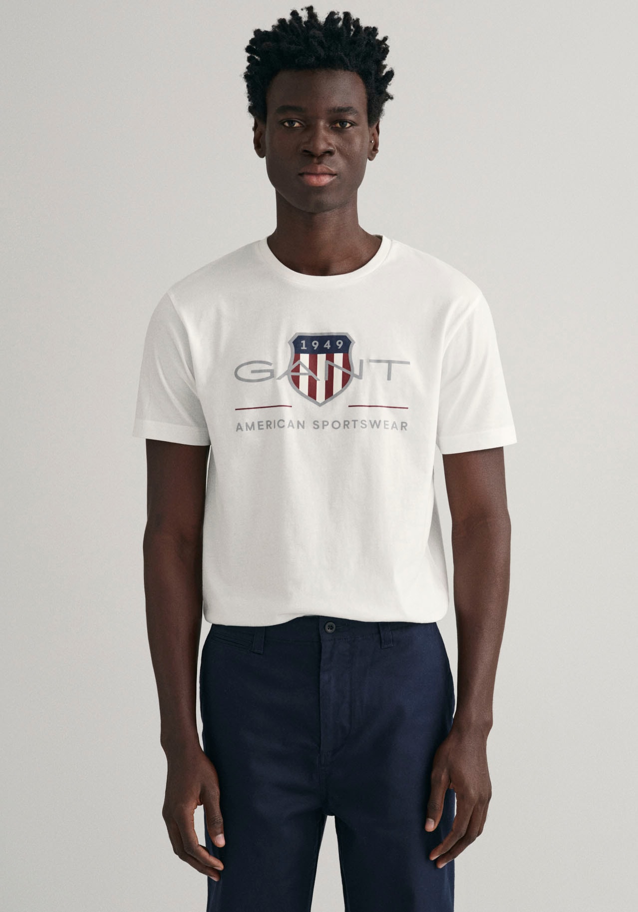 T-Shirt »REG ARCHIVE SHIELD SS T-SHIRT«, mit Logodruck auf der Brust
