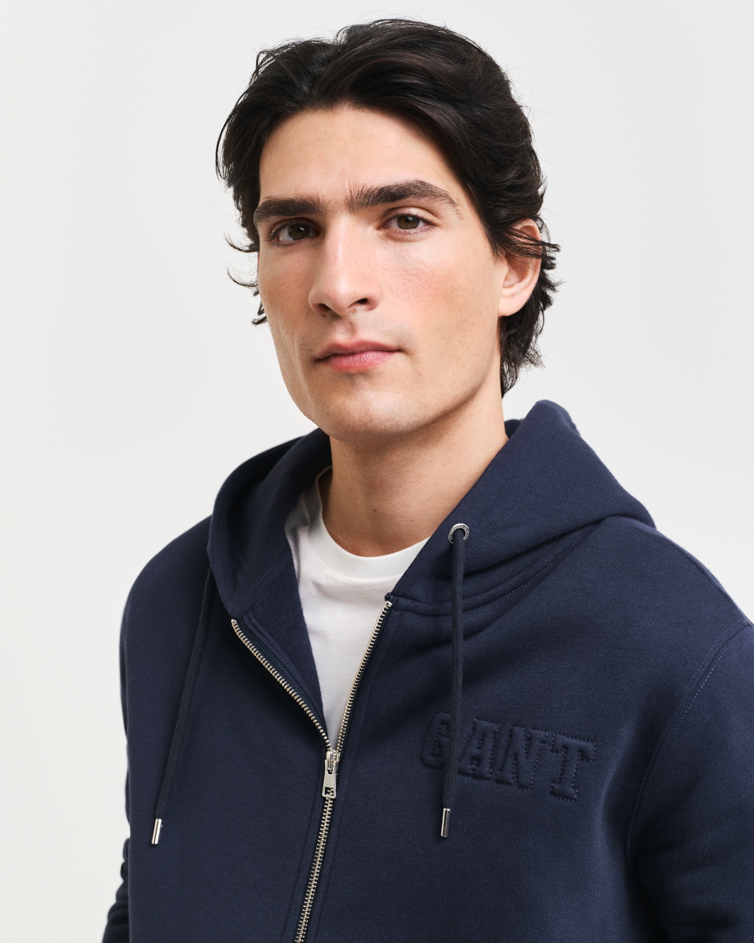 Gant Kapuzensweatjacke »EMBOSSED FULL-ZIP HOODIE«, eine erhabene GANT-Grafikprägung auf der Brust